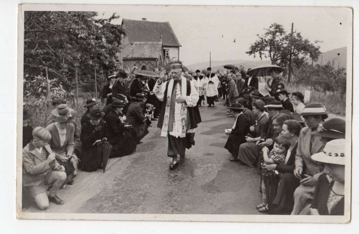 Priester geht segnend an knieenden Gläubigen vorbei (Heimatmuseum und -Archiv Bad Bodendorf CC BY-NC-SA)