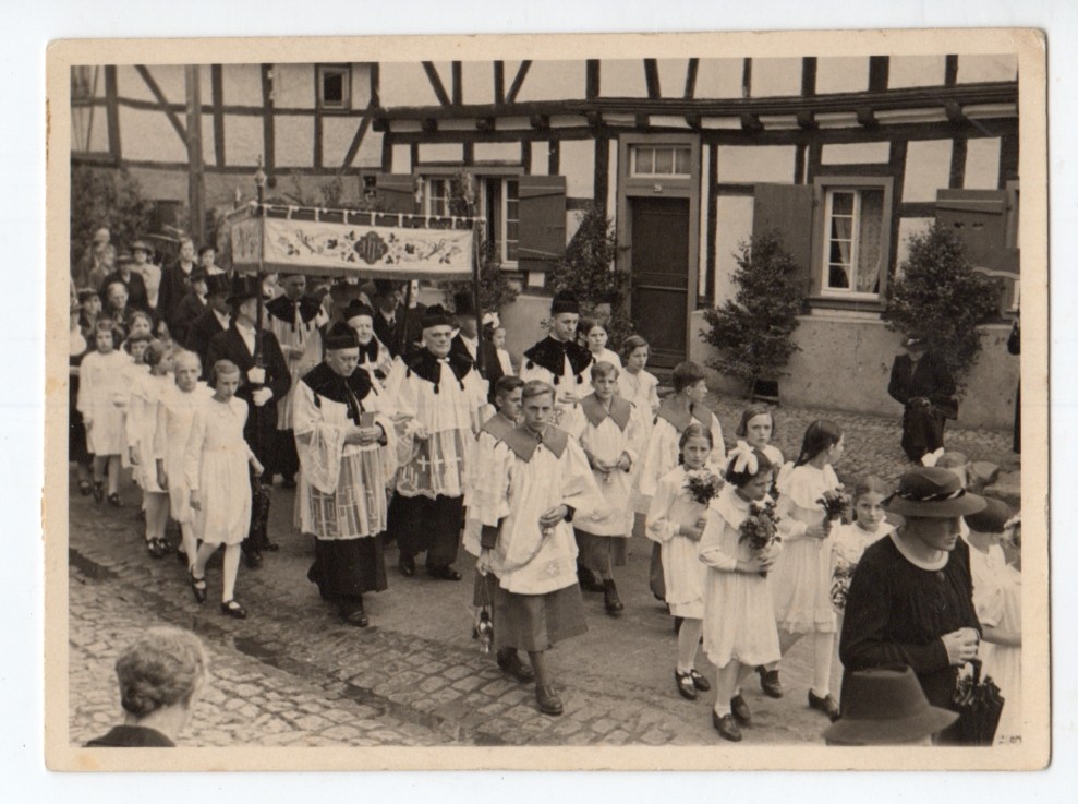 Prozession anläßlich Bischofsempfang 1938 (Heimatmuseum und -Archiv Bad Bodendorf CC BY-NC-SA)