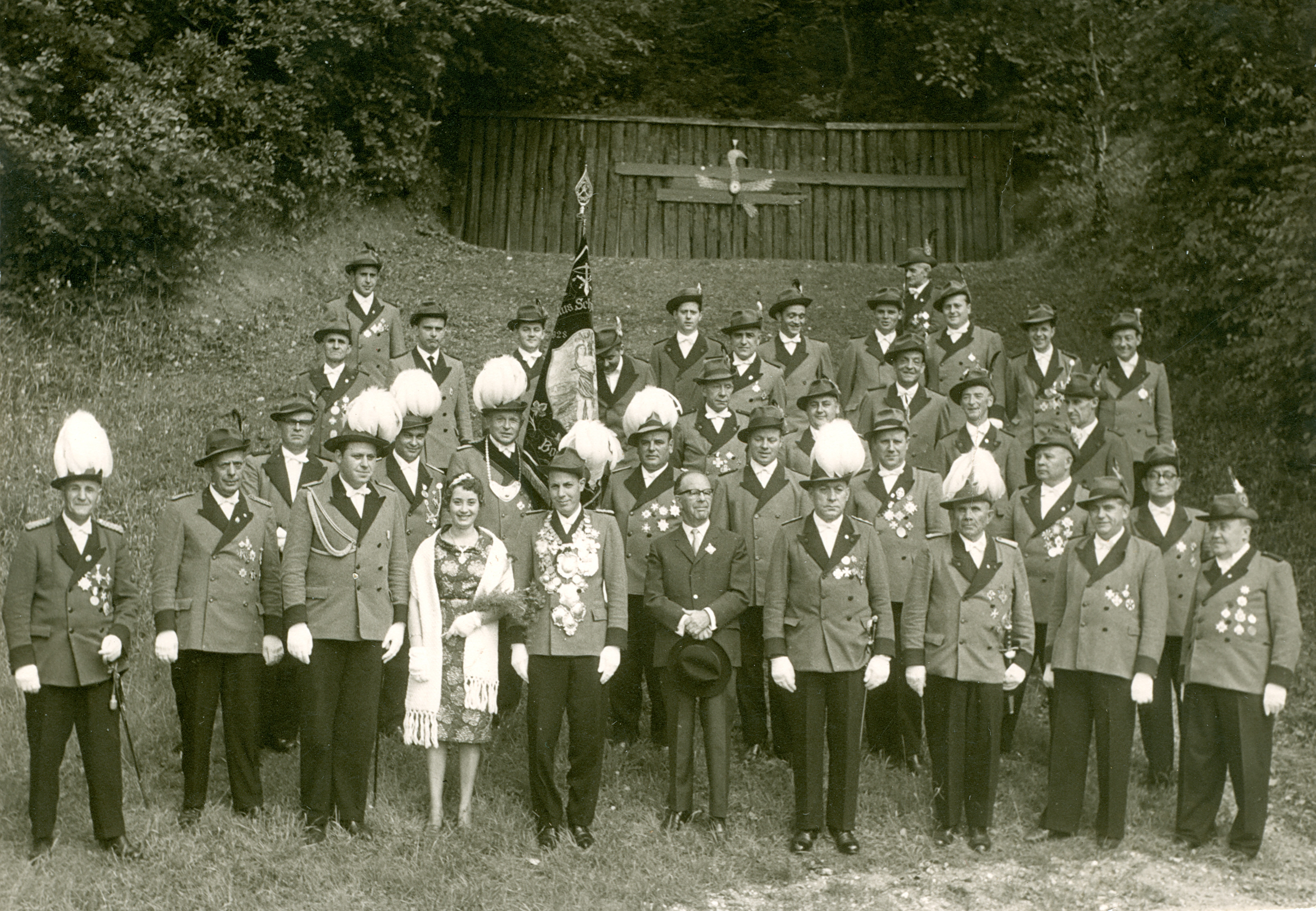 Gruppenfoto vor dem Schießstand in Bad Bodendorf mit dem Schützenkönigpaar von 1964 (Heimatarchiv Bad Bodendorf CC BY-NC-SA)