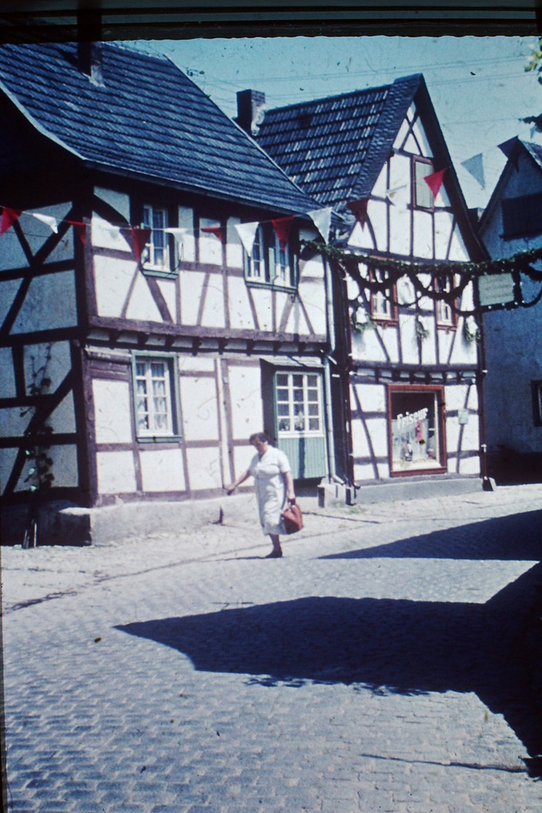 Frau mit Einkaufstasche auf dem Weg ins Dorf (Heimatarchiv Bad Bodendorf CC BY-NC-SA)