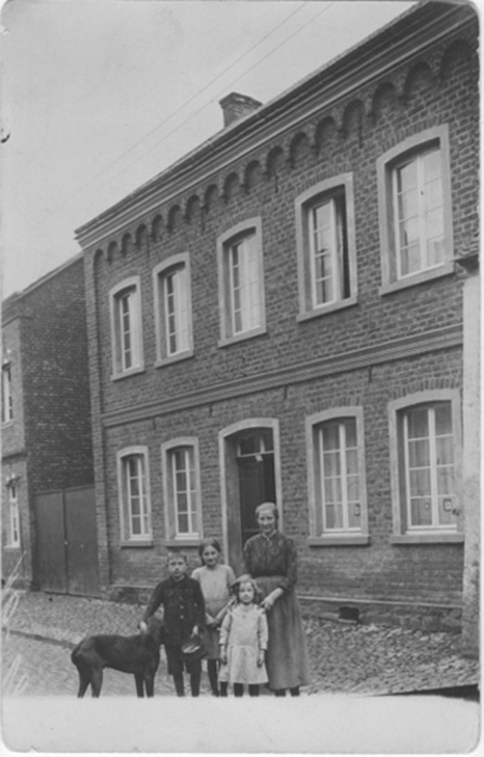 Mutter mit drei Kinder und Hund vor ihrem Wohnhaus (Heimatarchiv Bad Bodendorf CC BY-NC-SA)