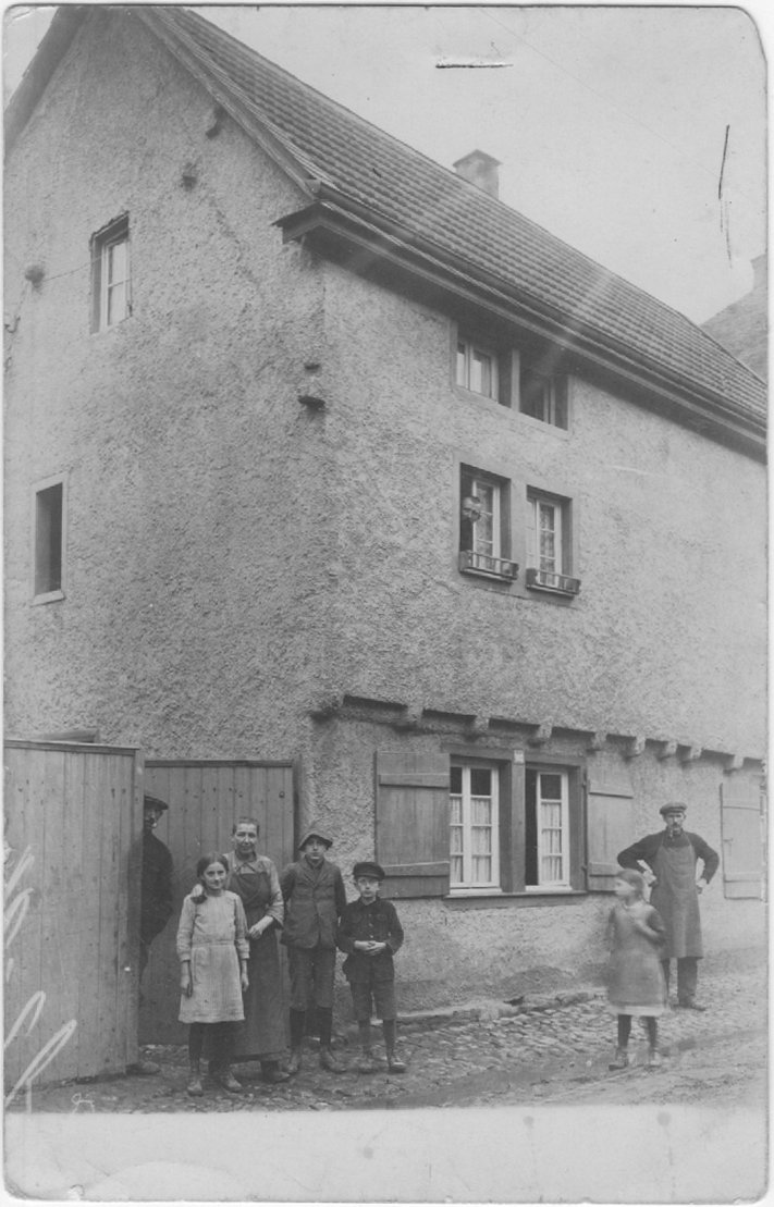 Personengruppe vor Haus 1927 (Heimatarchiv Bad Bodendorf CC BY-NC-SA)