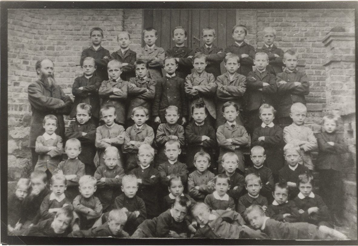 Jungenklasse 1880 bis 1888 Volksschule Bodendorf (Heimatarchiv Bad Bodendorf CC BY-NC-SA)