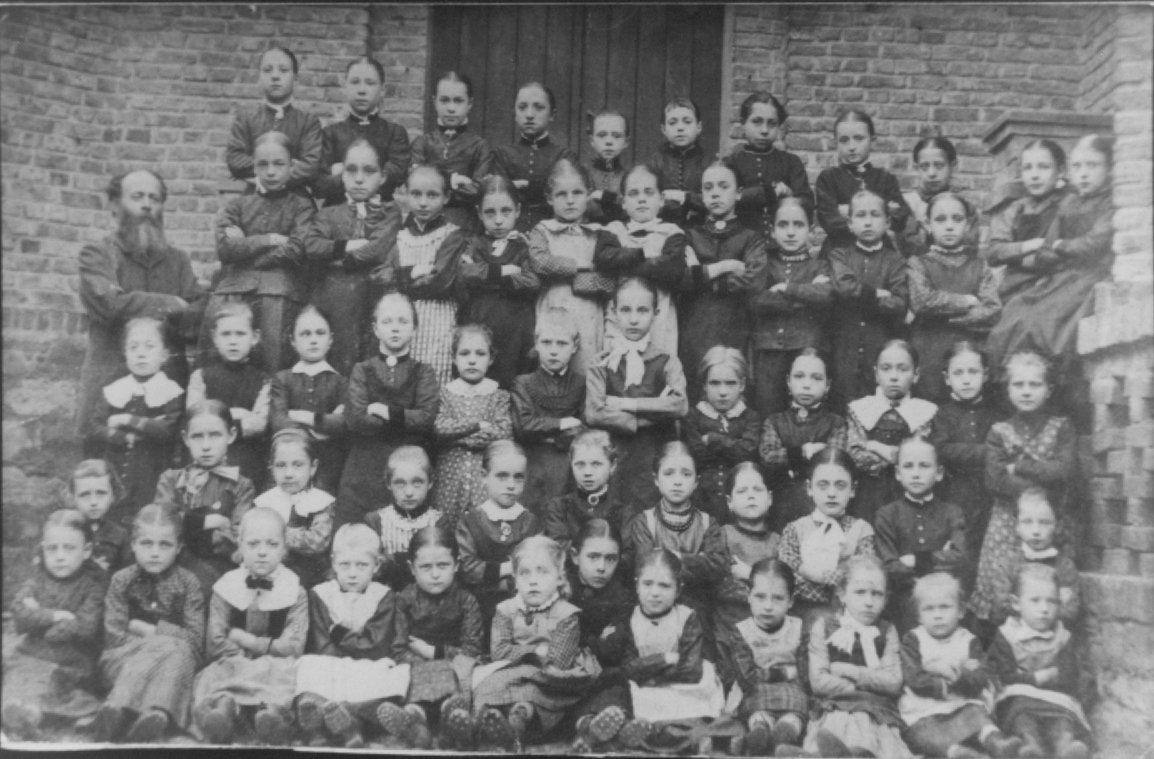 Mädchenklasse 1880 bis 1888 Volksschule Bodendorf (Heimatarchiv Bad Bodendorf CC BY-NC-SA)