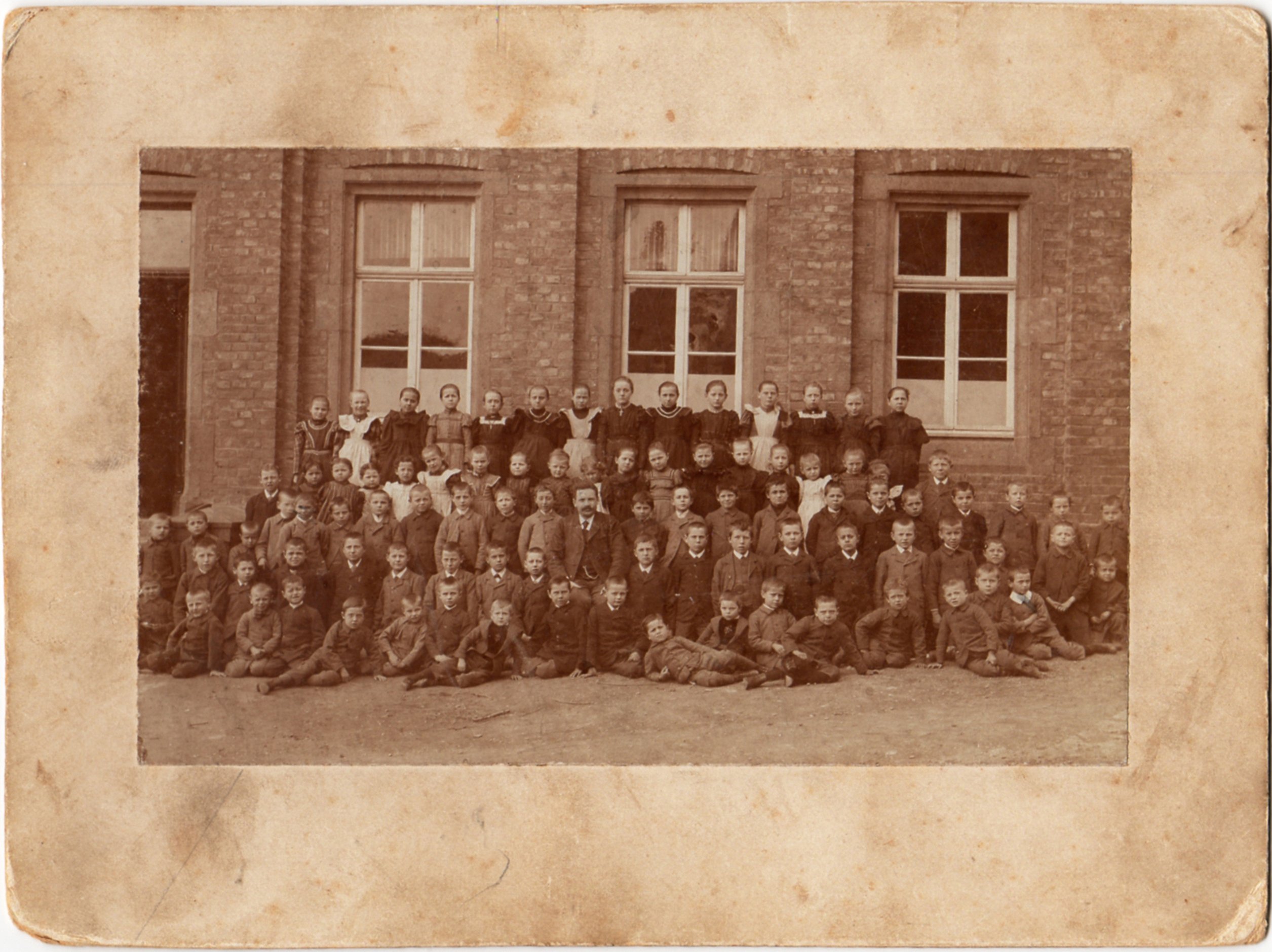 Lehret Mies mit Schülern 1896 Volksschule Bodendorf (Heimatarchiv Bad Bodendorf CC BY-NC-SA)
