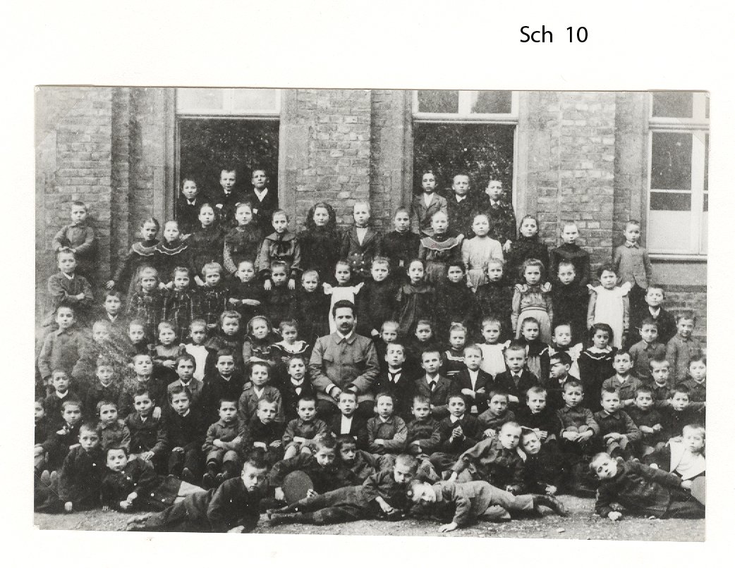 Klassenfoto kath. Volksschule Bodendorf, Jahrgang 1899 mit Lehrer Mies (Heimatarchiv Bad Bodendorf CC BY-NC-SA)
