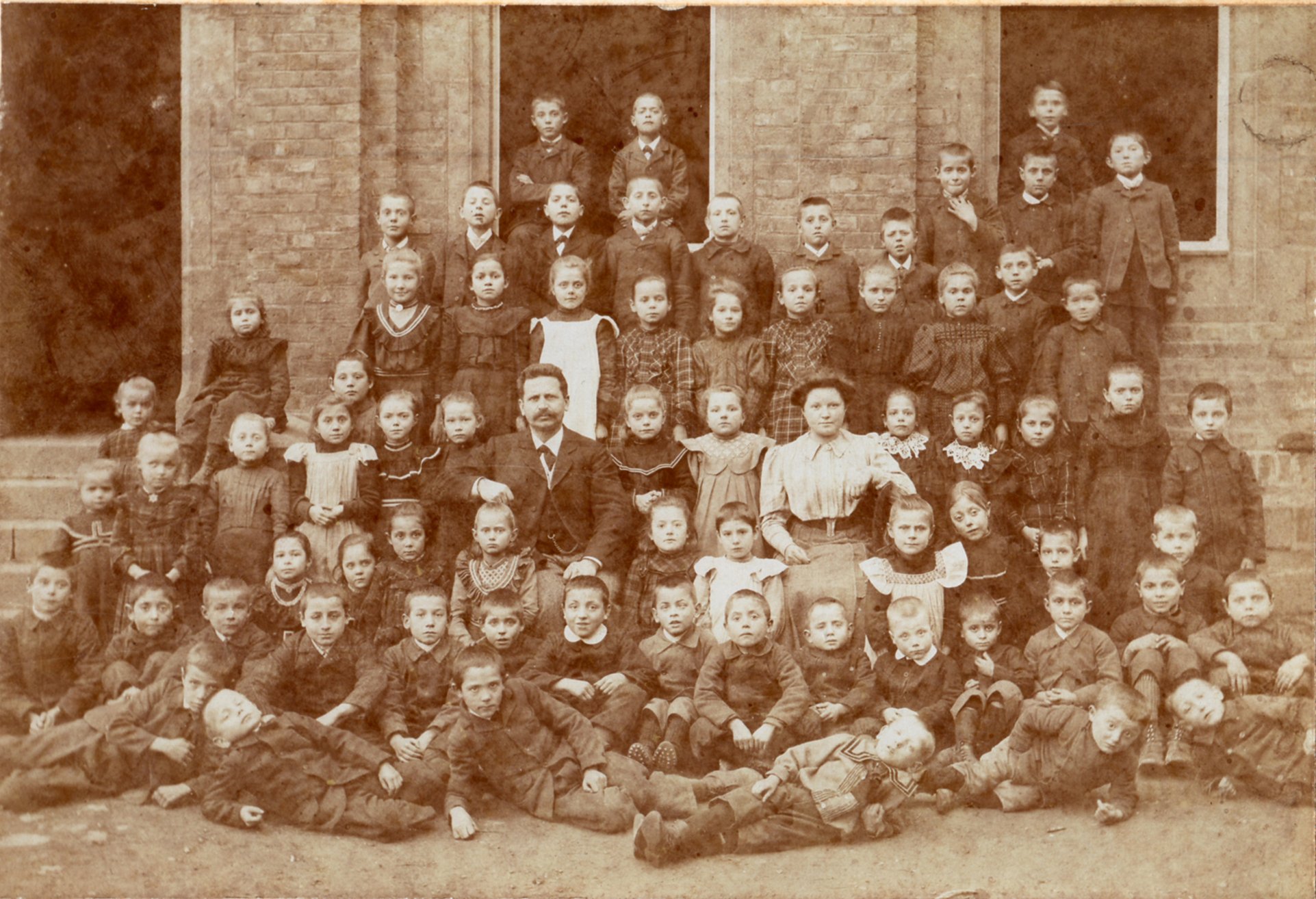 Schulklasse mit Lehrer Joh. Mies und Hedwig Göller 1906 der Grundschule Bodendorf (Heimatarchiv Bad Bodendorf CC BY-NC-SA)