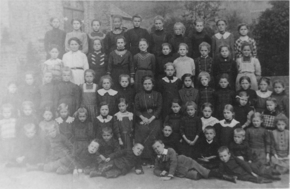 Schulklasse mit Frl. Mück und Frl. Göller in Bodendorf/Ahr 1912 (Heimatarchiv Bad Bodendorf CC BY-NC-SA)
