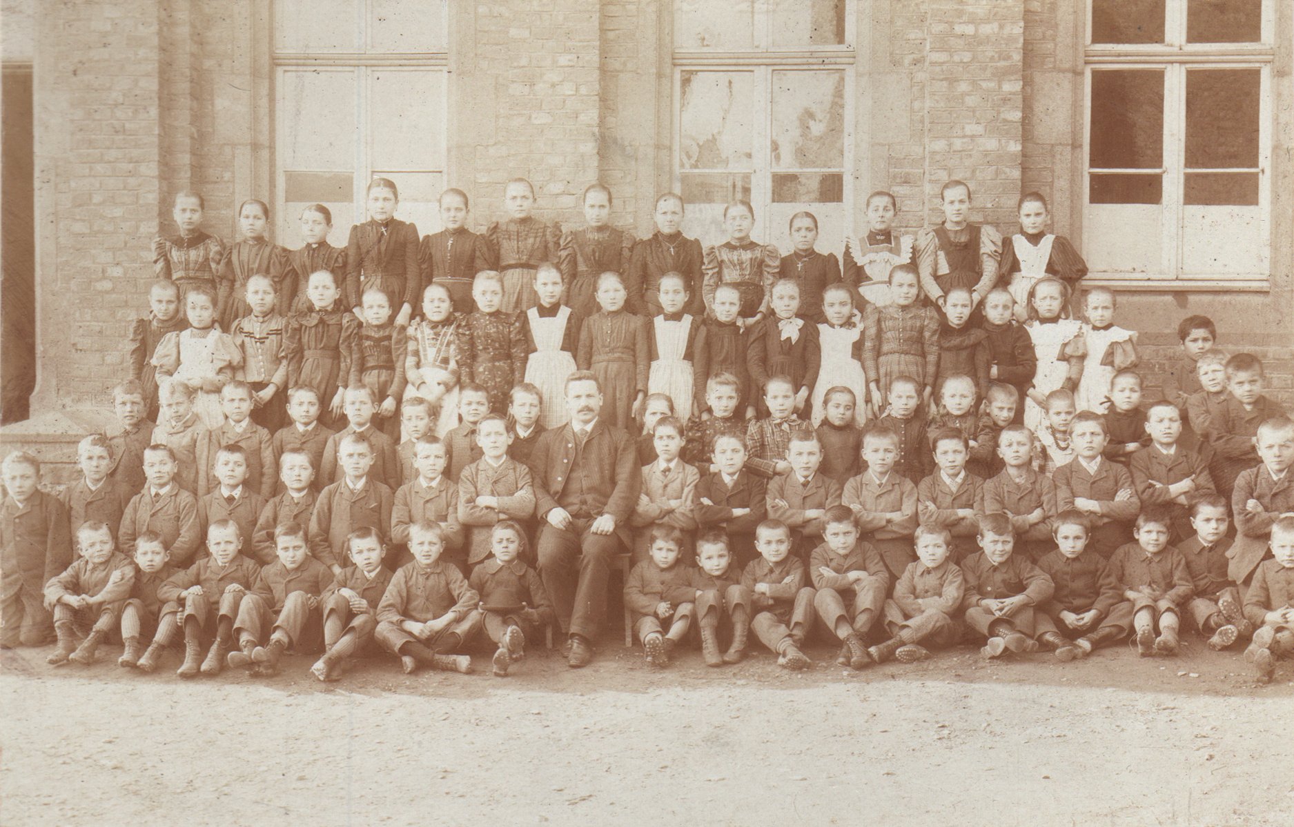 Klassenfoto kath. Volksschule Bodendorf 1900 (Heimatarchiv Bad Bodendorf CC BY-NC-SA)