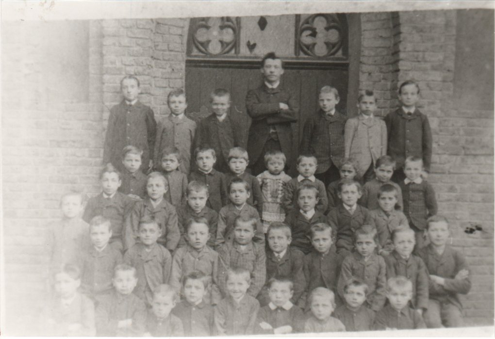 Klassenfoto Jungen der kath. Volksschule Bodendorf 1908 mit Lehrer (Heimatarchiv Bad Bodendorf CC BY-NC-SA)