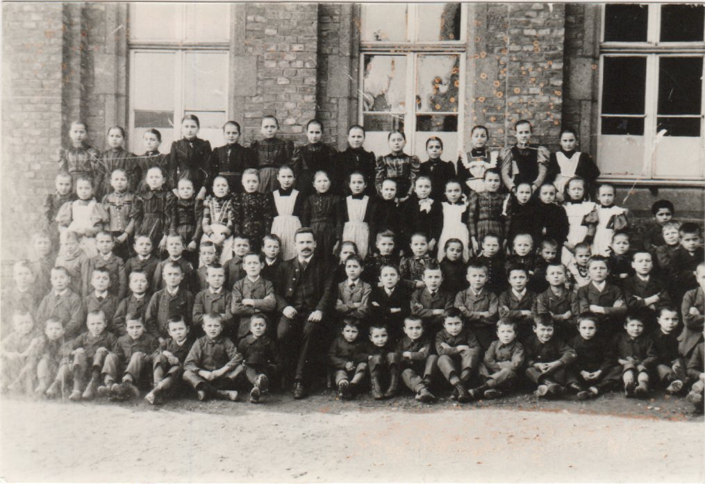 Klassenfoto Jungen der kath. Volksschule Bodendorf 1908 mit Lehrer (Heimatarchiv Bad Bodendorf CC BY-NC-SA)