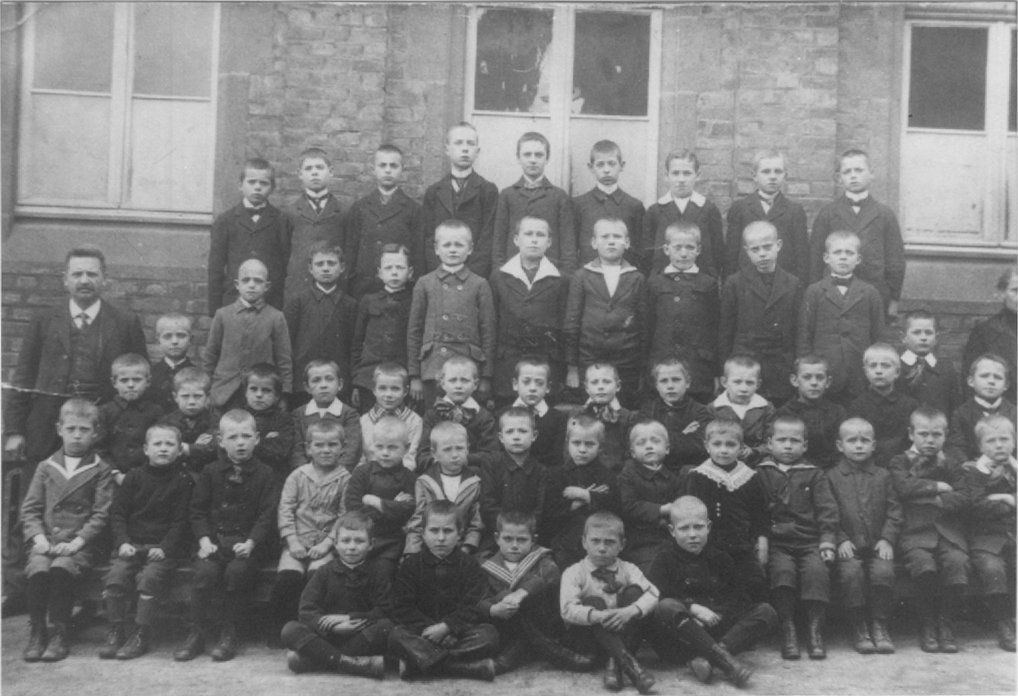 Klassenfoto Mädchen und Jungen der kath. Volksschule Bodendorf 1904 mit Lehrerin Frl. Mück und Lehrer Mies (Heimatarchiv Bad Bodendorf CC BY-NC-SA)
