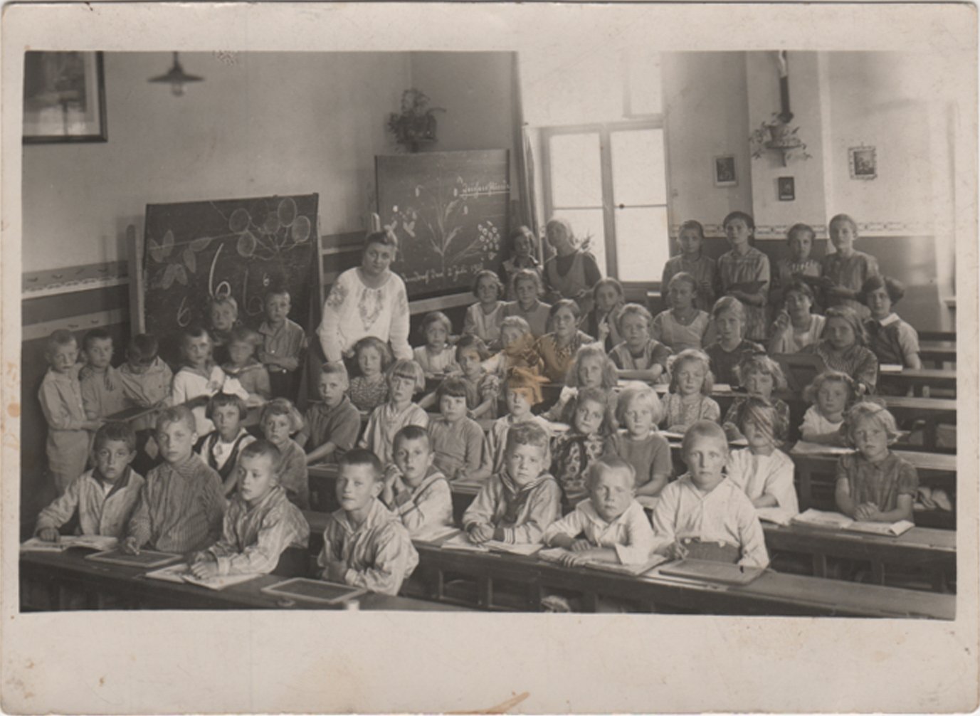 Klassenfoto des Jahrgangs 1914 bis 1922 der Volksschule Bodendorf mit Frl. Struth (Heimatarchiv Bad Bodendorf CC BY-NC-SA)
