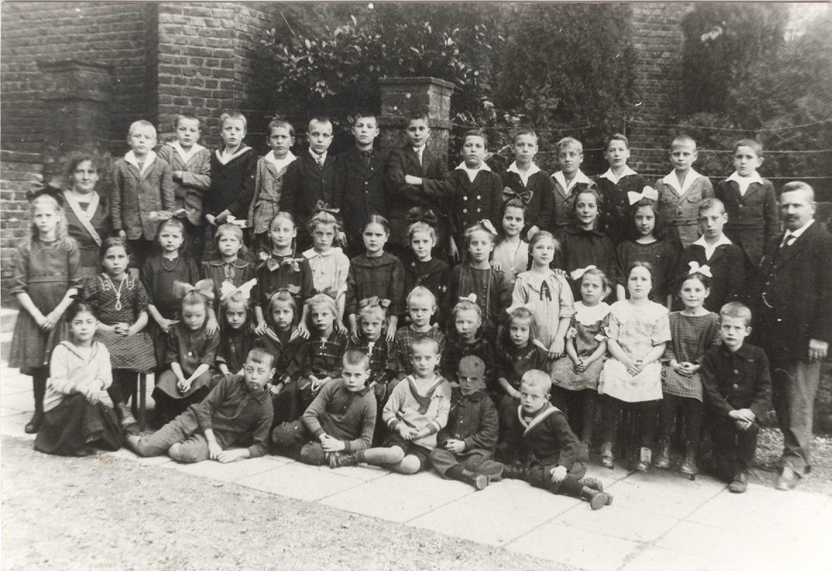 Klassenfoto des Jahrgangs 1911 bis 1917 der Volksschule Bodendorf mit Frl. Mück und Lehrer Mies (Heimatarchiv Bad Bodendorf CC BY-NC-SA)