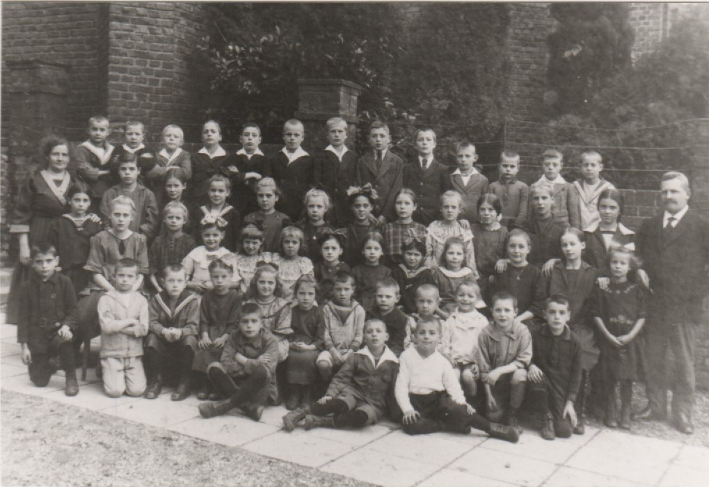 Klassenfoto des Jahrgangs 1911 bis 1918 der Volksschule Bodendorf mit Frl. Mück und Lehrer Mies (Heimatarchiv Bad Bodendorf CC BY-NC-SA)