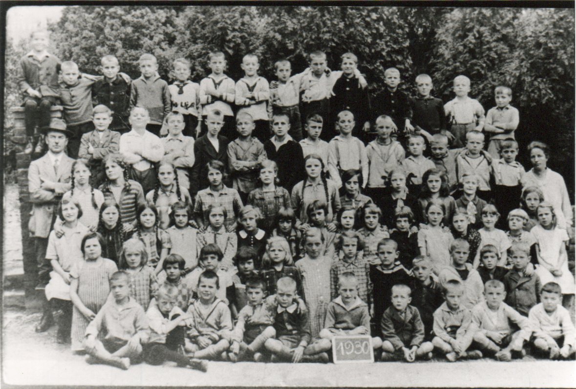 Klassenfoto des Jahrgangs 1930 der Volksschule Bodendorf mit Frl. Roden und Lehrer Philipp Knechtens (Heimatarchiv Bad Bodendorf CC BY-NC-SA)
