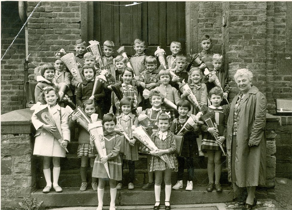 Klassenfoto des Jahrgangs 1939 der Volksschule Bodendorf mit Frl. Kohners (Heimatarchiv Bad Bodendorf CC BY-NC-SA)