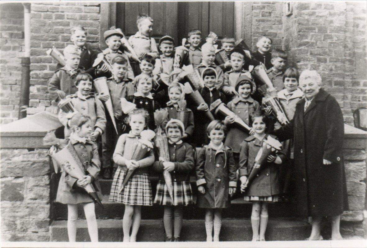 Einschulungsbild des Jahrgangs 1953-1954 in der Grundschule Bodendorf (Heimatarchiv Bad Bodendorf CC BY-NC-SA)