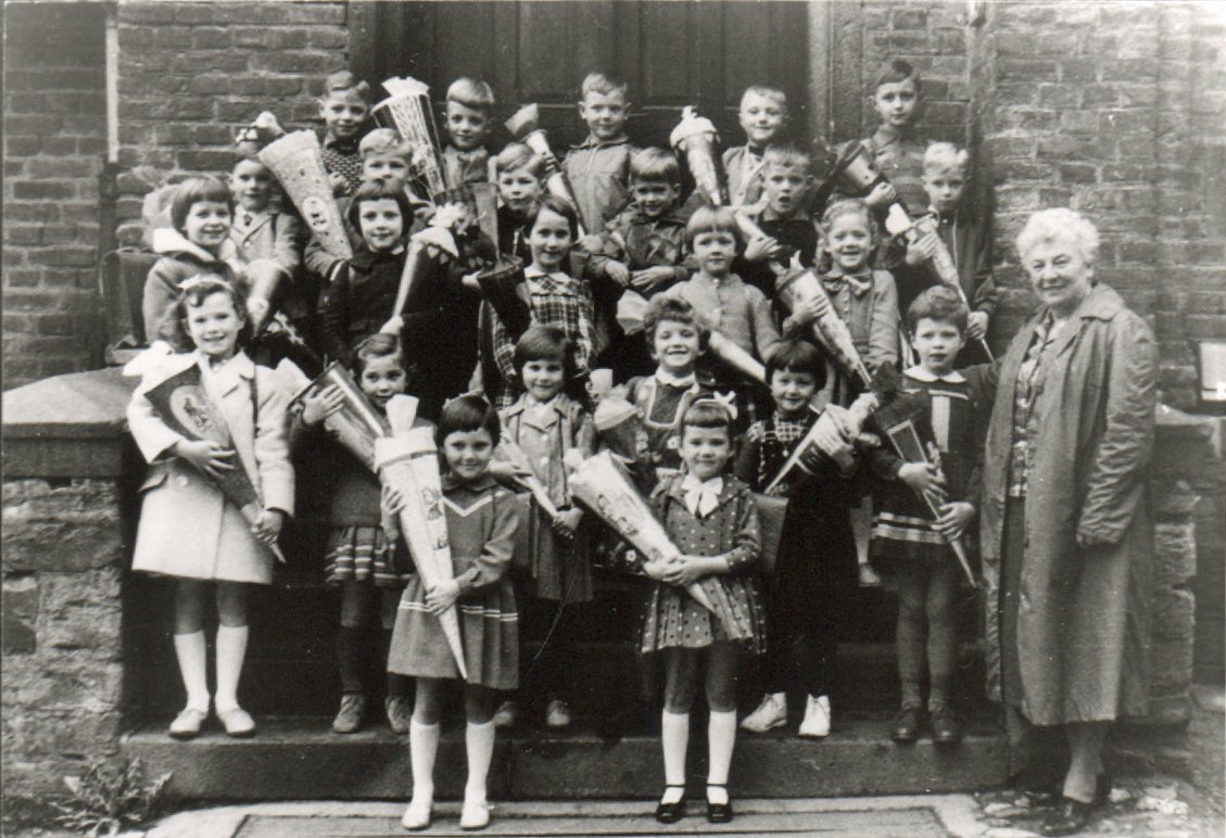 Einschulungsbild des Jahrgangs 1954-1955 in der Grundschule Bodendorf (Jupp Schuld CC BY-NC-SA)