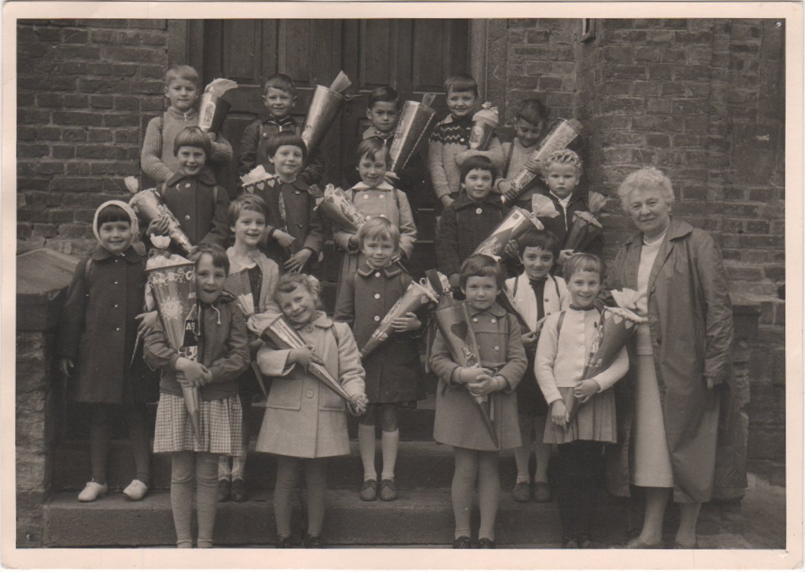 Einschulungsbild des Jahrgangs 1962 in der Volksshule Bodendorf (Jupp Schuld CC BY-NC-SA)
