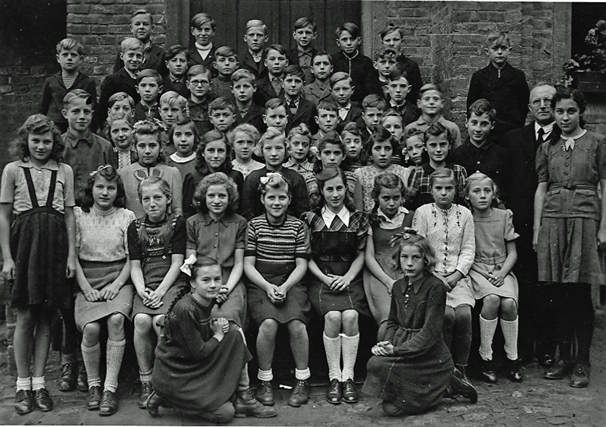Schuljahrgang 1949 der Volksschule Bodendorf mit Lehrer Johannes Hülsewische (Heimatarchiv Bad Bodendorf CC BY-NC-SA)