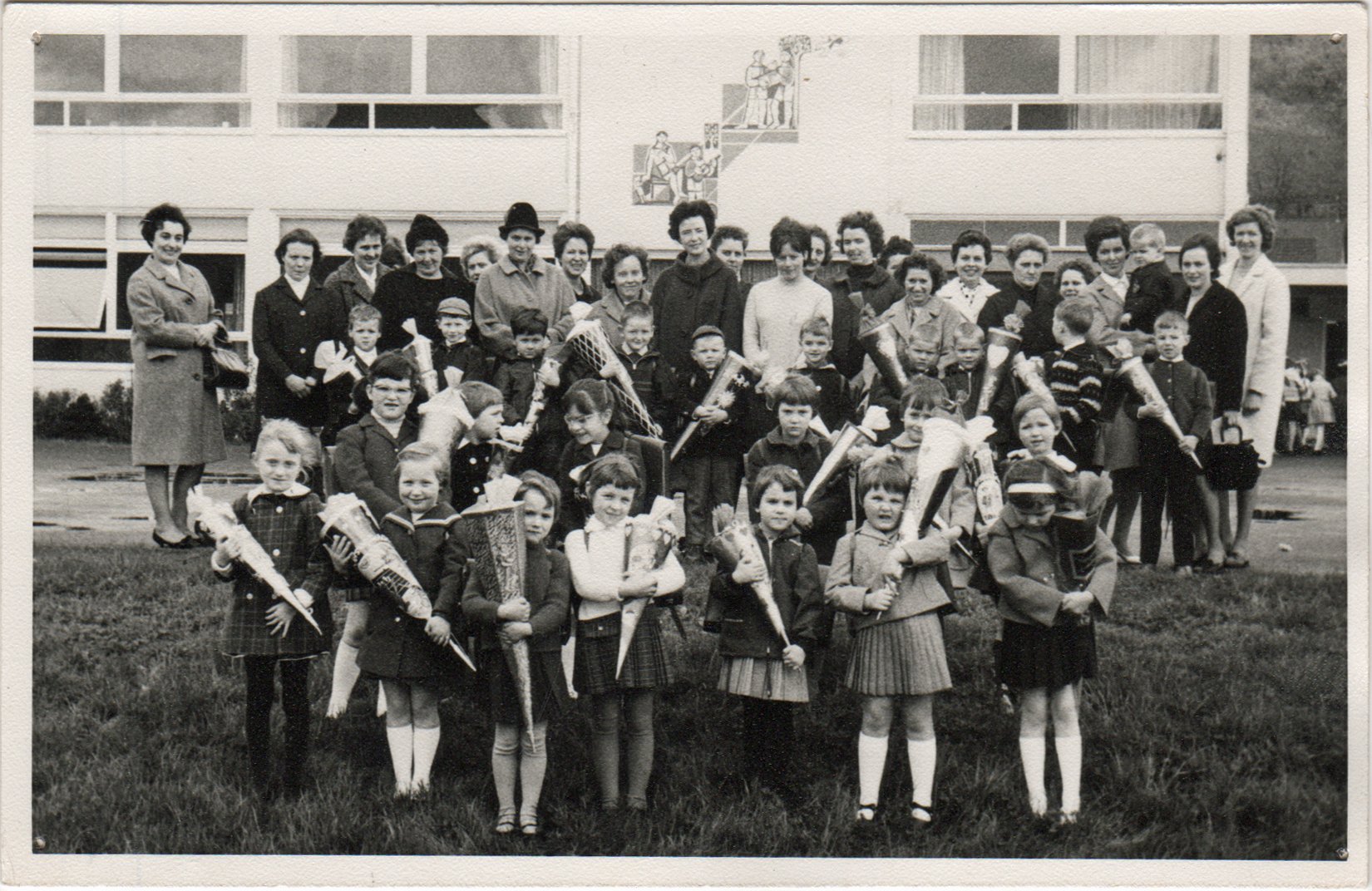 Einschulungsklasse 1957 der Grundschule Bodendorf/Ahr (Heimatarchiv Bad Bodendorf CC BY-NC-SA)