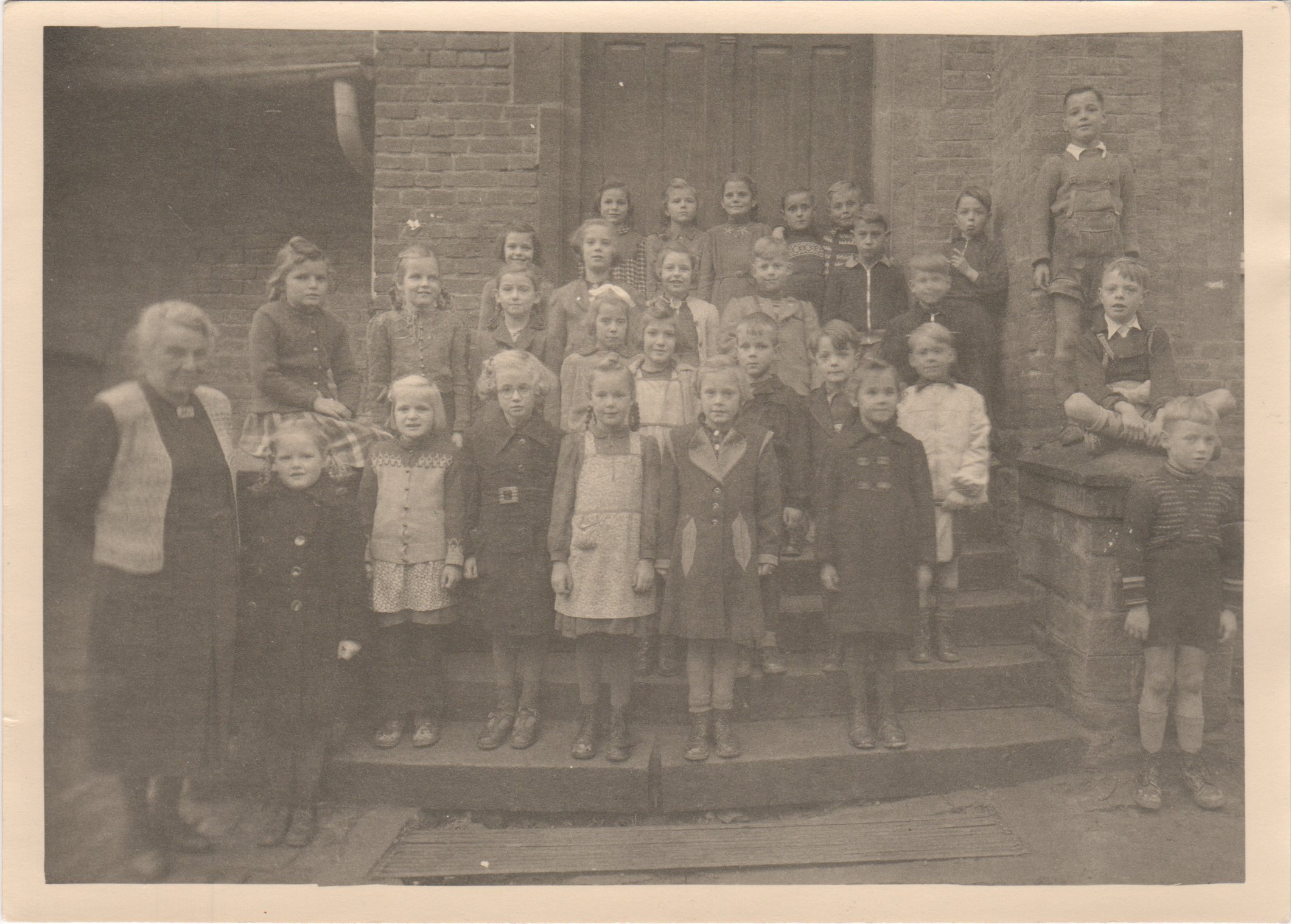 Klassenfoto der Volksschule Bodendorf/Ahr 1947 mit Lehrerin Frl. Kohners (Heimatarchiv Bad Bodendorf CC BY-NC-SA)