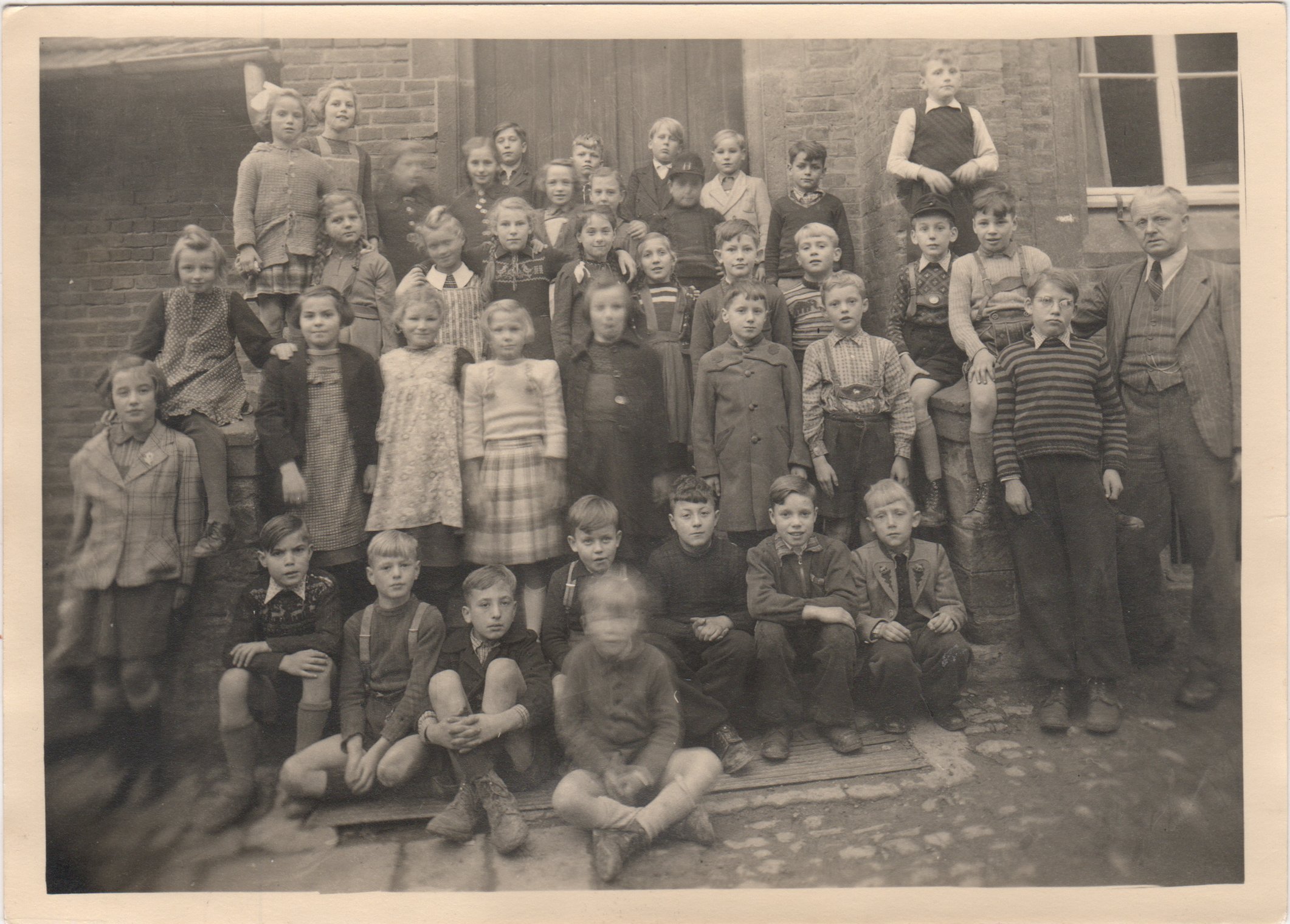 Klassenfoto der Volksschule Bodendorf/Ahr 1946 mit Lehrer Johannes K. Hülsewische (Heimatarchiv Bad Bodendorf CC BY-NC-SA)