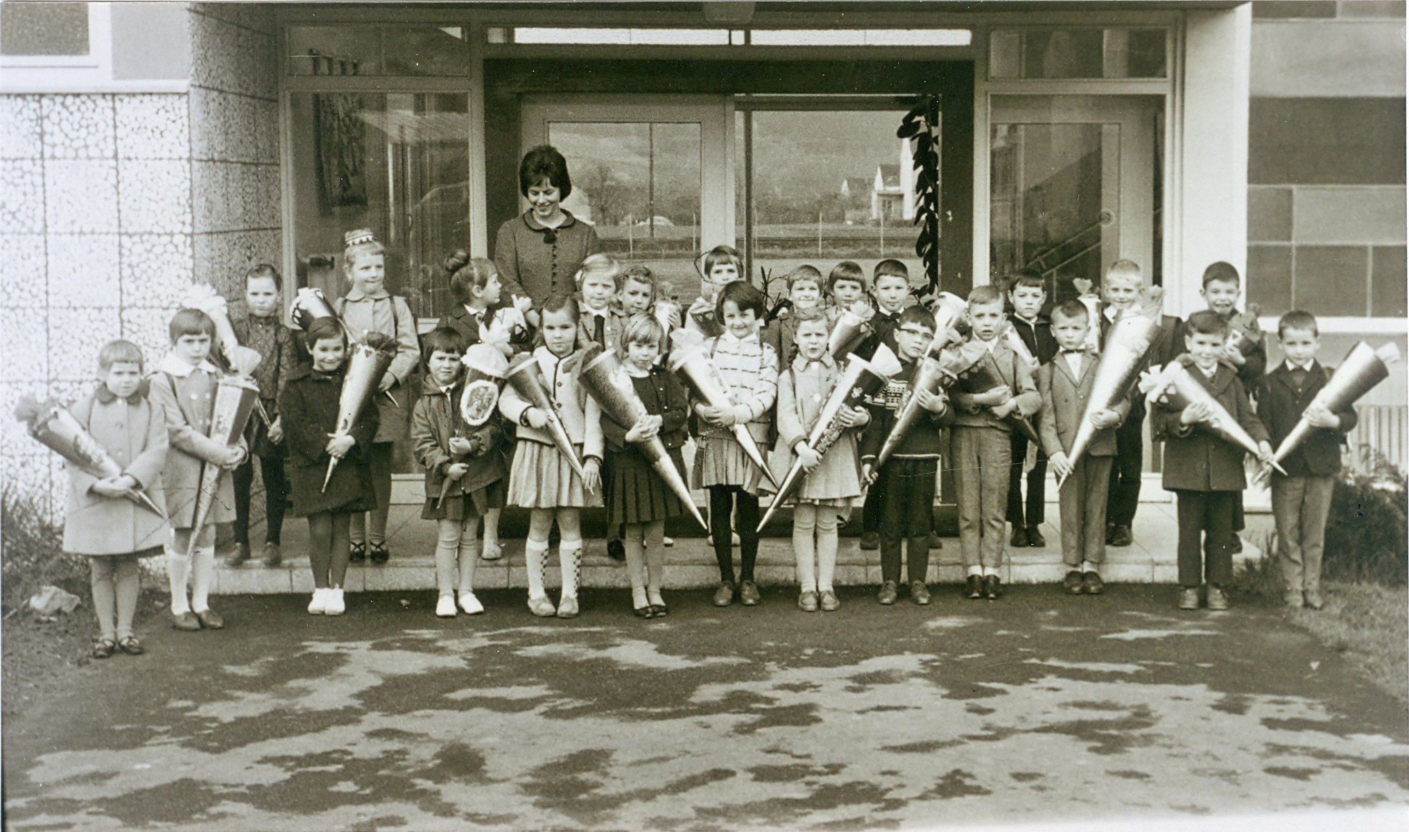 Foto der gemischten Einschulungsklasse der kath. Volksschule Bodendorf 1965 mit Lehrer Lehrerin Gisela Laue (Heimatarchiv Bad Bodendorf CC BY-NC-SA)