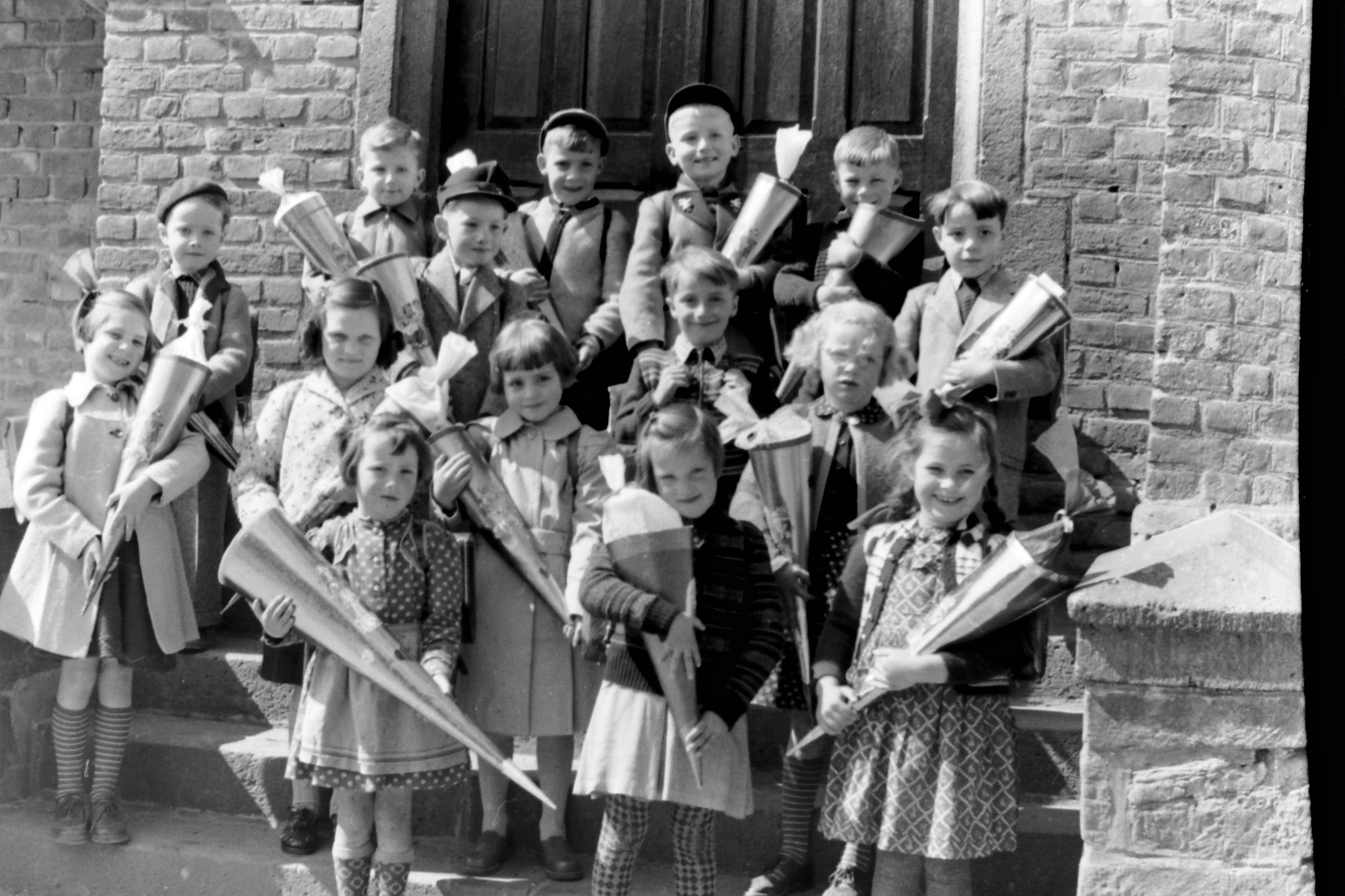 Schulkassenfoto der Einschulung 1955 der Volksschule Bodendorf (Heimatarchiv Bad Bodendorf CC BY-NC-SA)