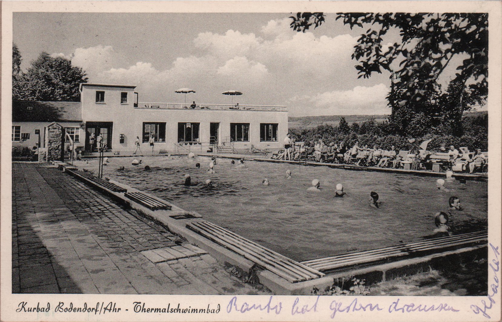 Ansichtskarte "Motiv Schwimmbecken mit Eingangsbereich und Gastronomie" (Jupp Schuld CC BY-NC-SA)