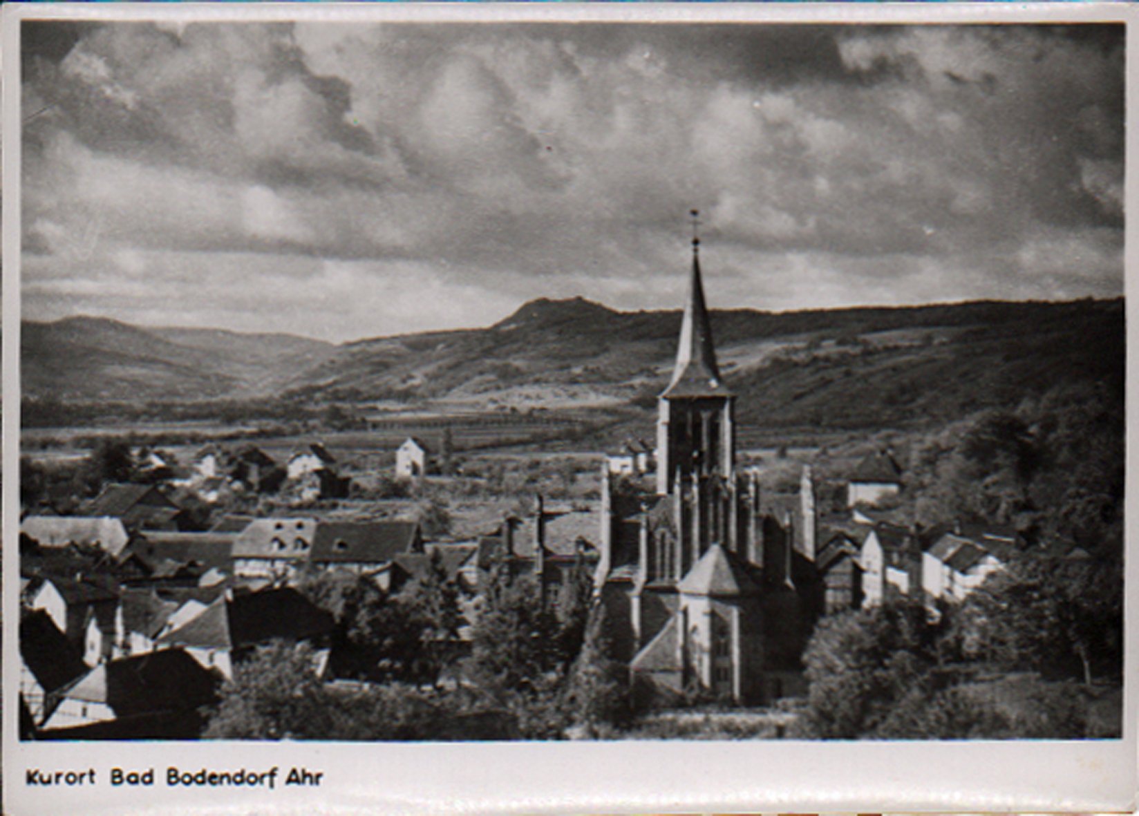 Ansichtskarte Blick vom Reisberg auf Bodendorf und ins Ahrtel (Jupp Schuld CC BY-NC-SA)
