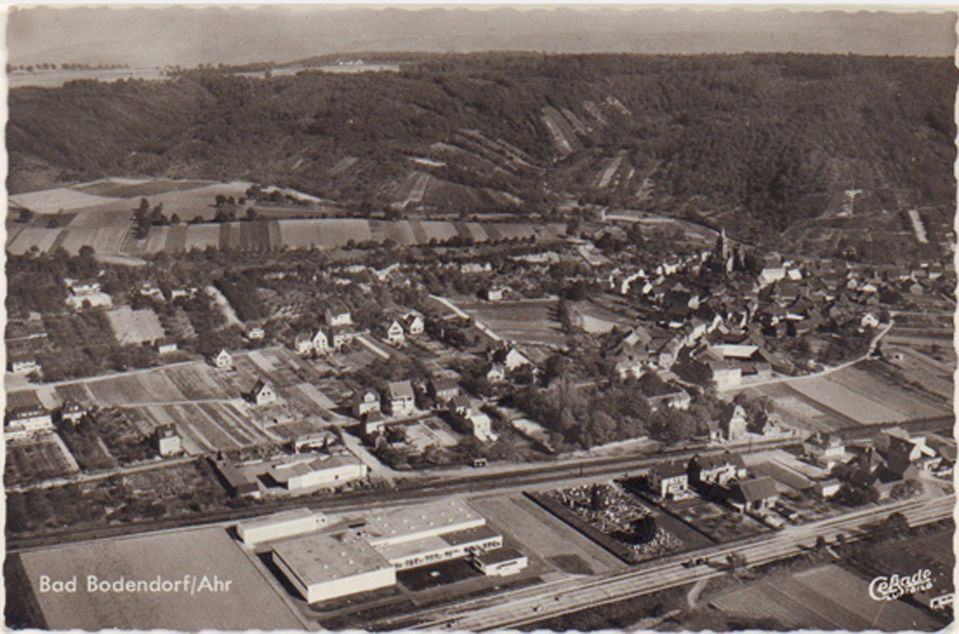 Ansichtskarte Luftbild Dorfansicht mit Weinbergen im Berghang (Jupp Schuld CC BY-NC-SA)