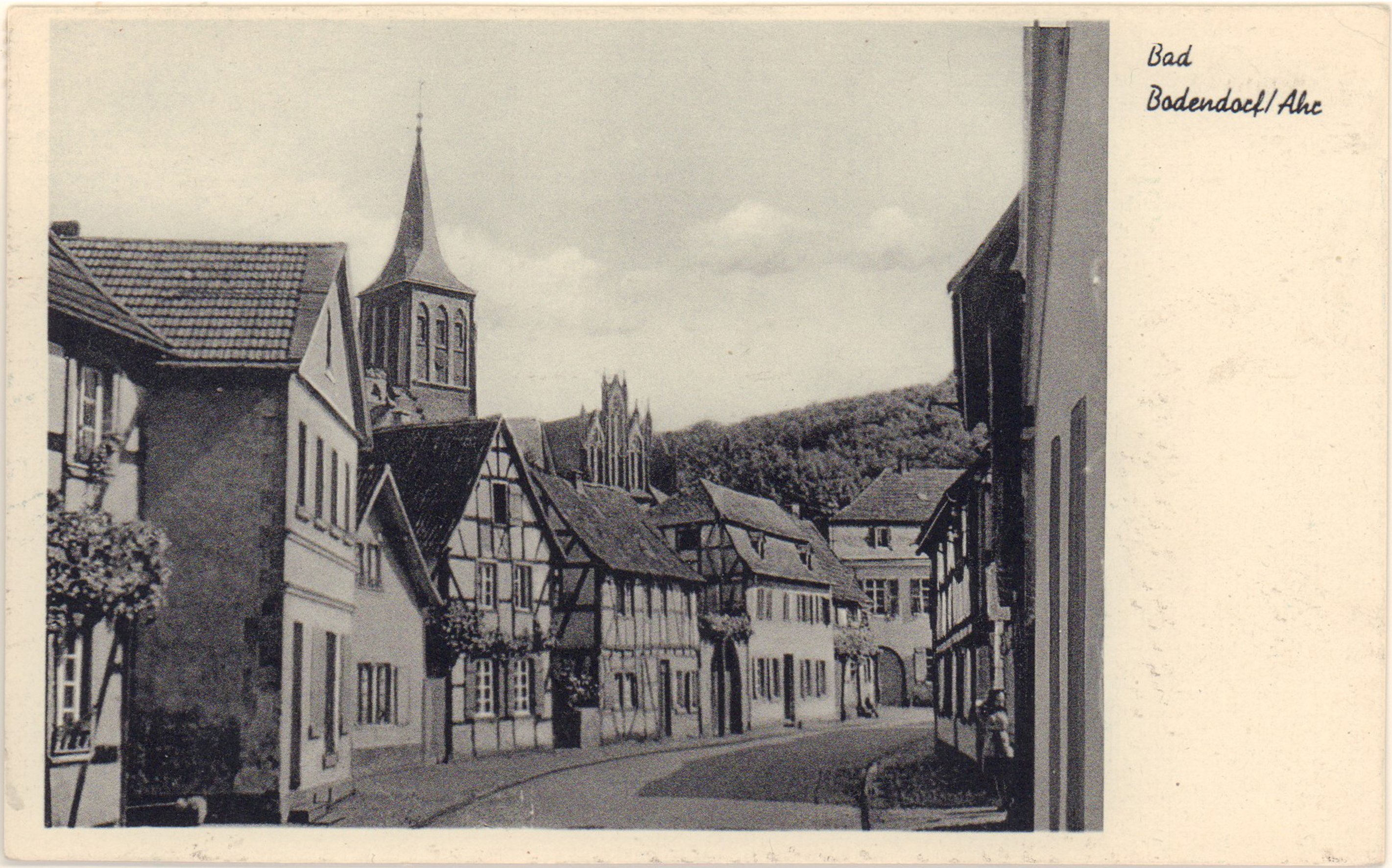Ansichtskarte mit Blick in Hauptstraße Bodendorf in Richtung Kirche und Pfarrheim (Jupp Schuld CC BY-NC-SA)