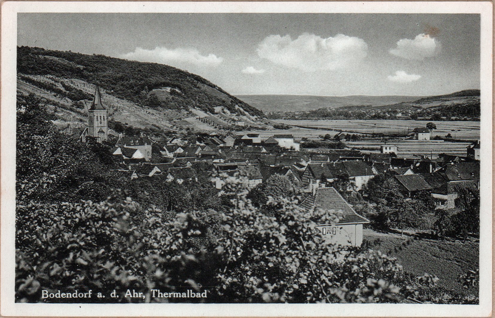Ansichtskarte Blick vom Sonnenberg aufs Dorf (Heimatarchiv Bad Bodendorf CC BY-NC-SA)
