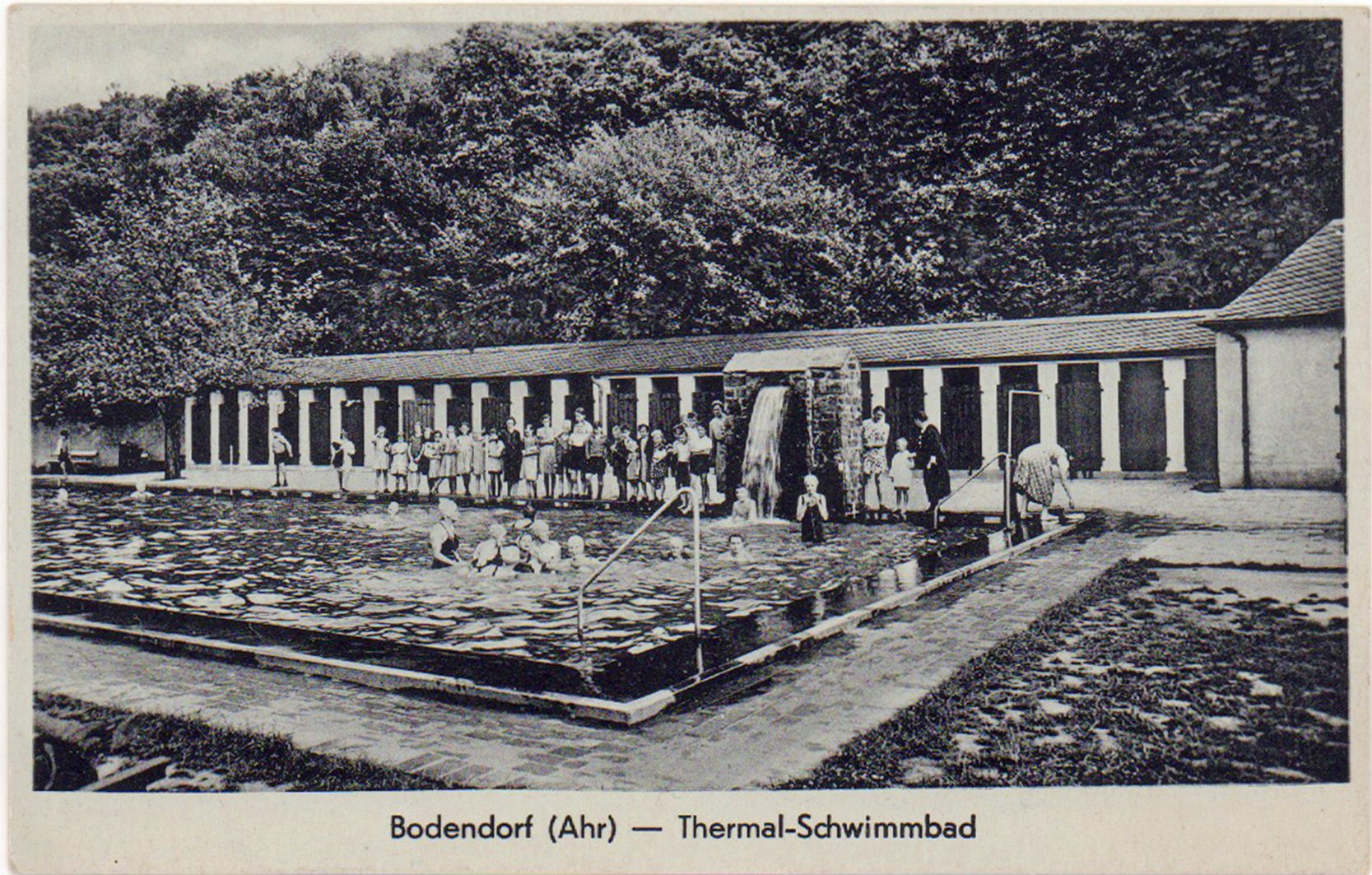Ansichtskarte "Motiv Kinder am Beckenrand Thermalfreibad Bodendorf" (Heimatarchiv Bad Bodendorf CC BY-NC-SA)