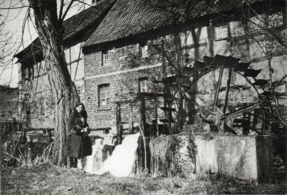 Juge Frau steht aben Bodendorfer Mühle (Heimatarchiv Bad Bodendorf CC BY-NC-SA)