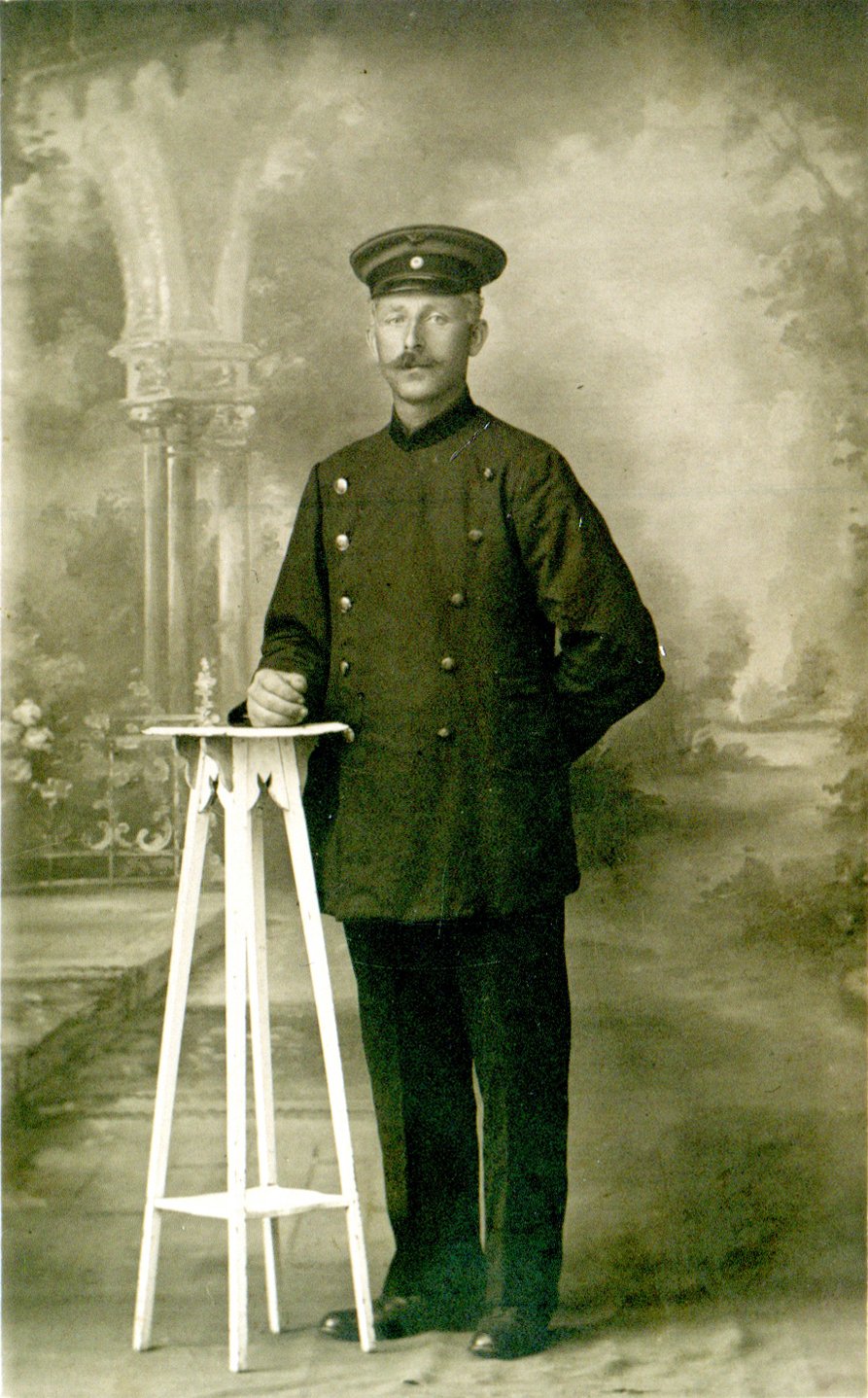 Fotografie eines Eisenbahnangestellten 1919 (Heimatarchiv Bad Bodendorf CC BY-NC-SA)