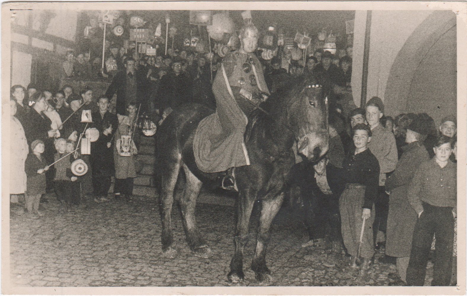 St. Martin auf dem Pferd an Kirchtreppe 1949 (Heimatarchiv Bad Bodendorf CC BY-NC-SA)