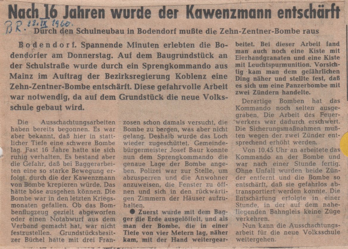 Zeitungsbericht: Nach 16 Jahren wurde der Kawenzmann entschärft - Bombenentschärfung auf der Baustelle der neuen Volksschule (Heimatarchiv Bad Bodendorf CC BY-NC-SA)