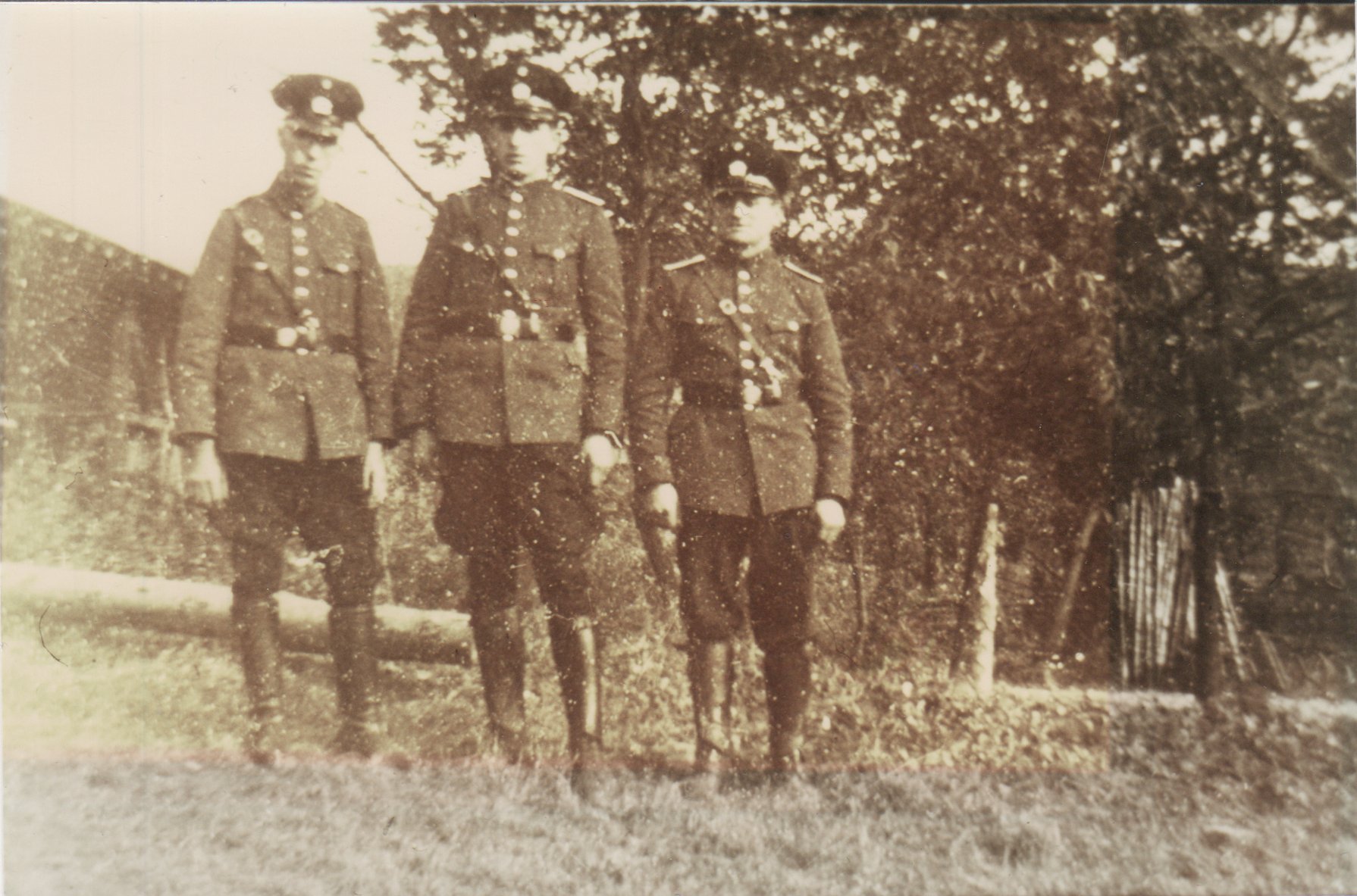 Drei Feuerwehrleute in Uniform (Heimatarchiv Bad Bodendorf CC BY-NC-SA)