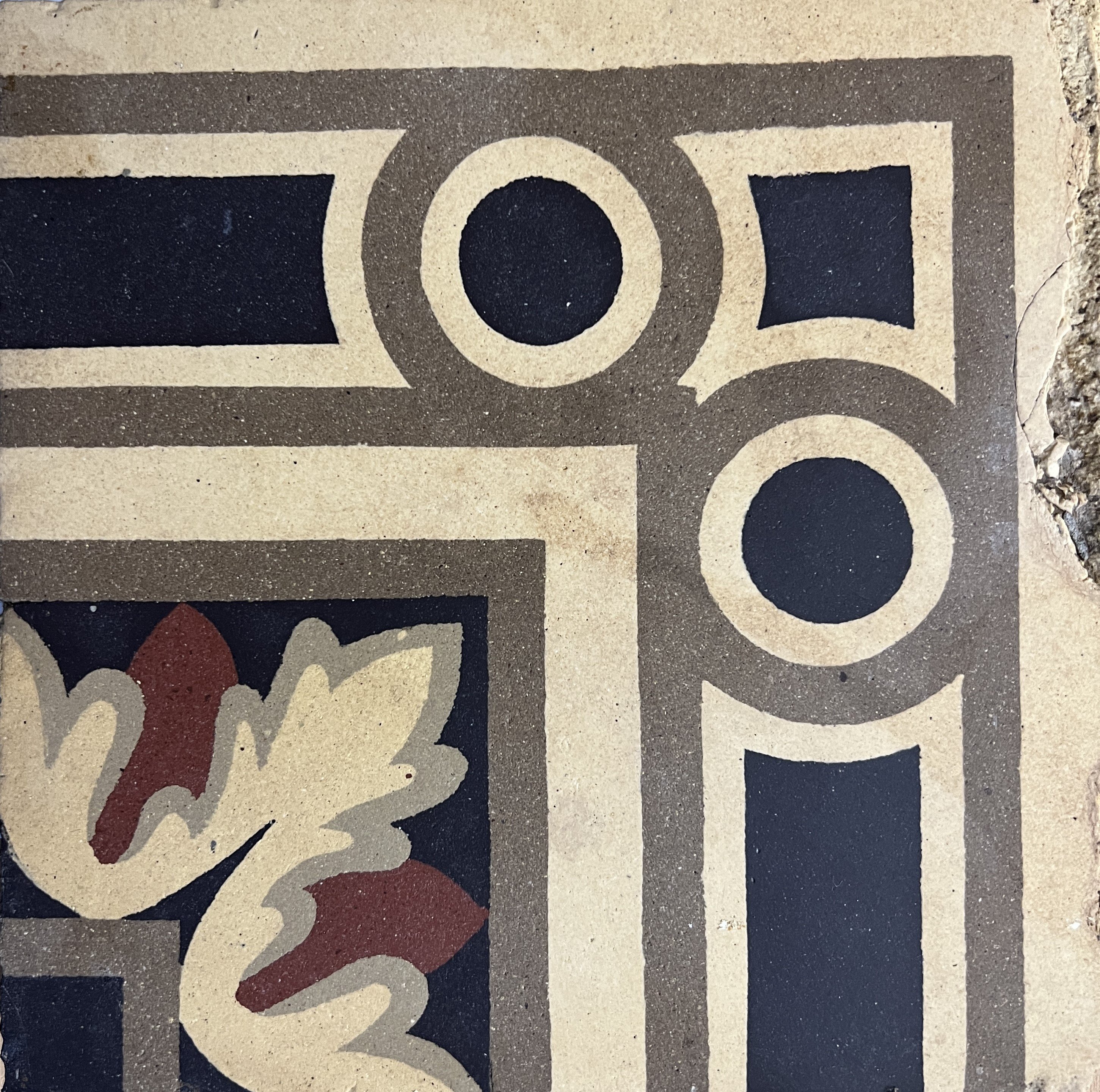 Schild mit Blumendekor und Perlenkette in der Umrandung (Heimatmuseum Schloss Sinzig CC BY-NC-SA)