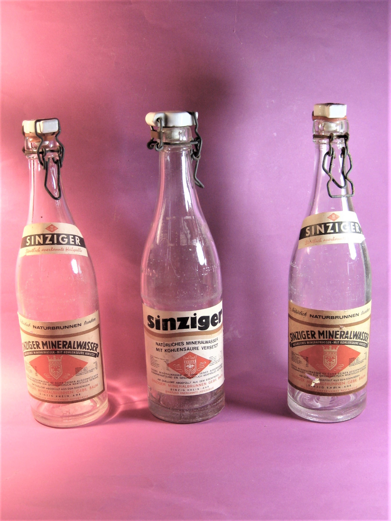 Sinziger Mineralwasserflaschen mit Bügelverschluss (Heimatmuseum Schloss Sinzig CC BY-NC-SA)