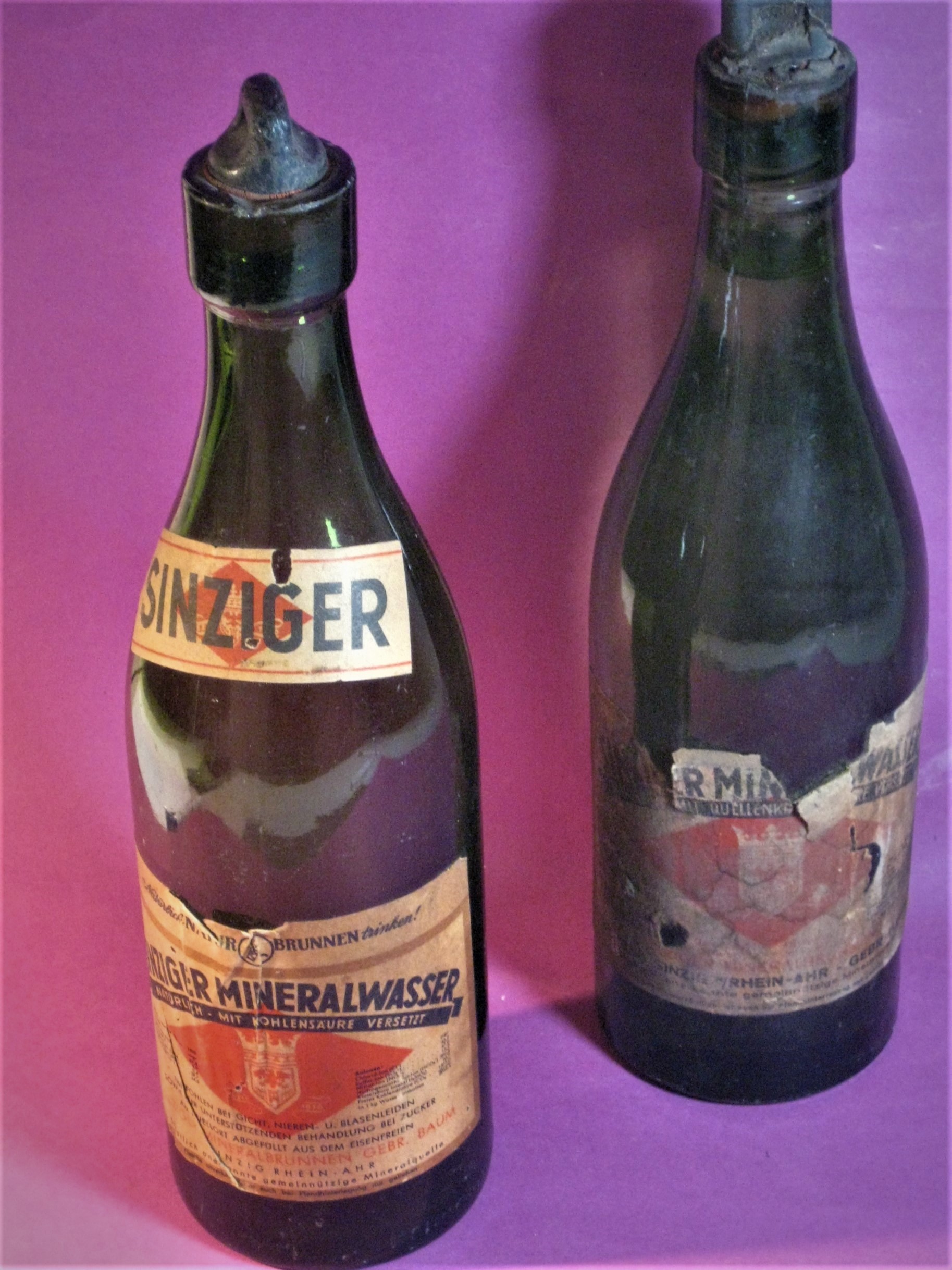 Sinziger Mineralwasserflaschen mit Glasverschluss (Heimatmuseum Schloss Sinzig CC BY-NC-SA)