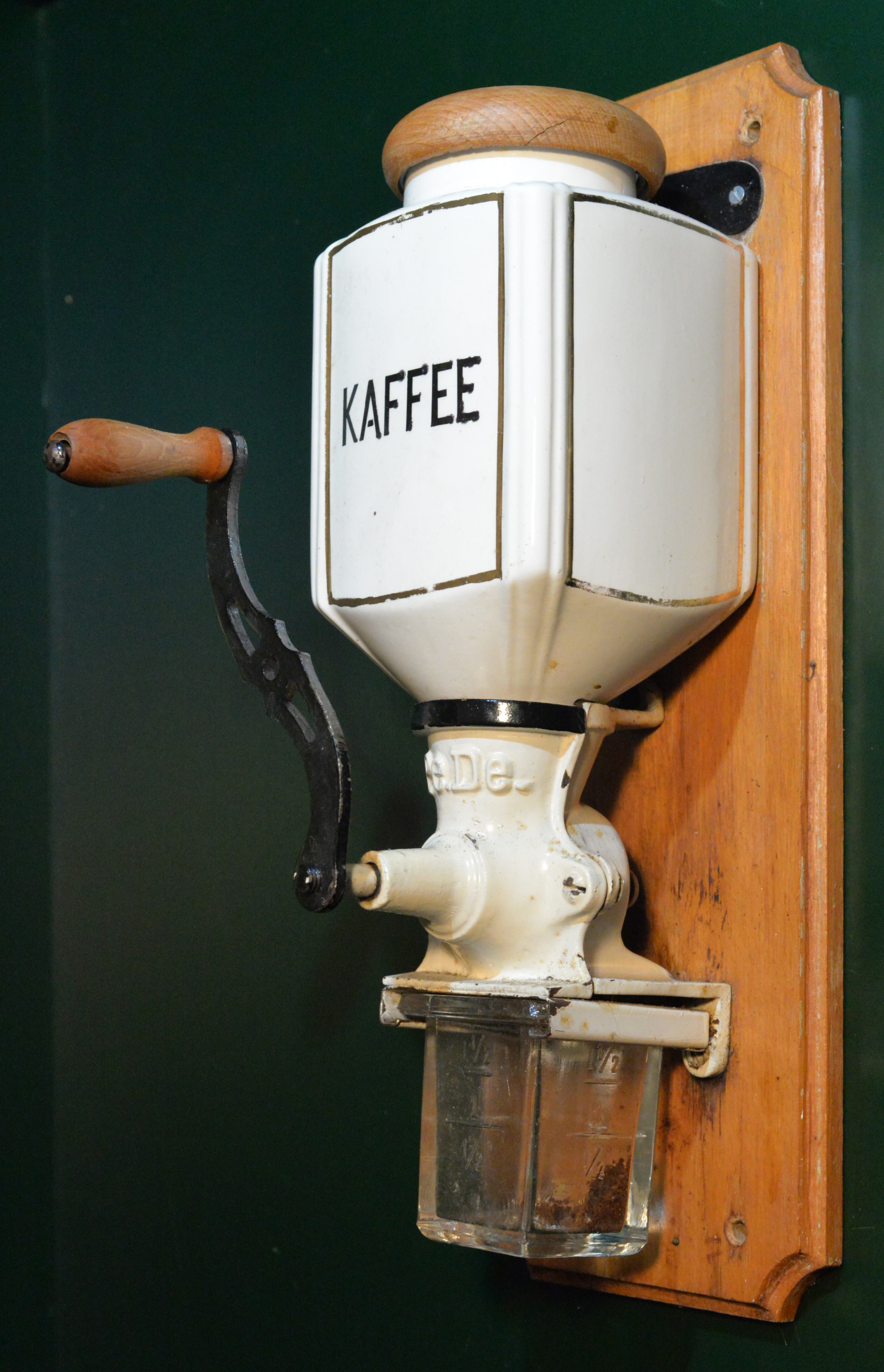 Wand- Kaffeemühle (HKK CC BY-NC-SA)