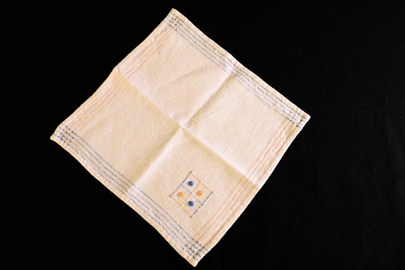 Deckchen mit Hohlsaumstickerei (HKK CC BY-NC-SA)