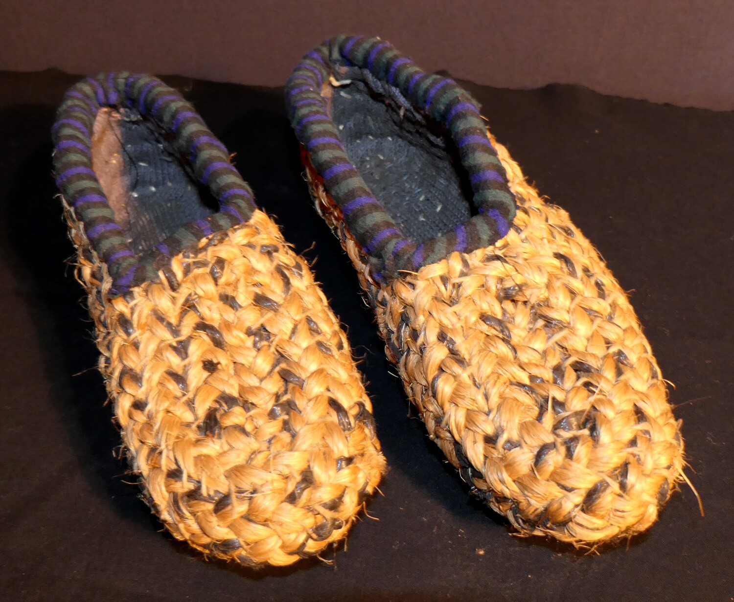 Schuhe aus Strohkordel (HKK CC BY-NC-SA)