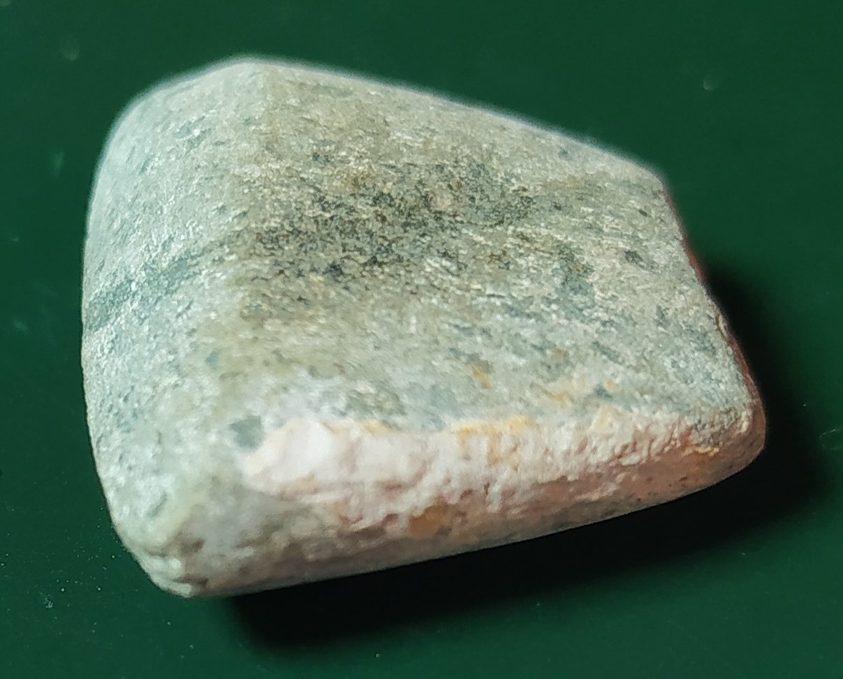 Hellgraue sehr kleine Steinbeilklinge (HKK CC BY-NC-SA)