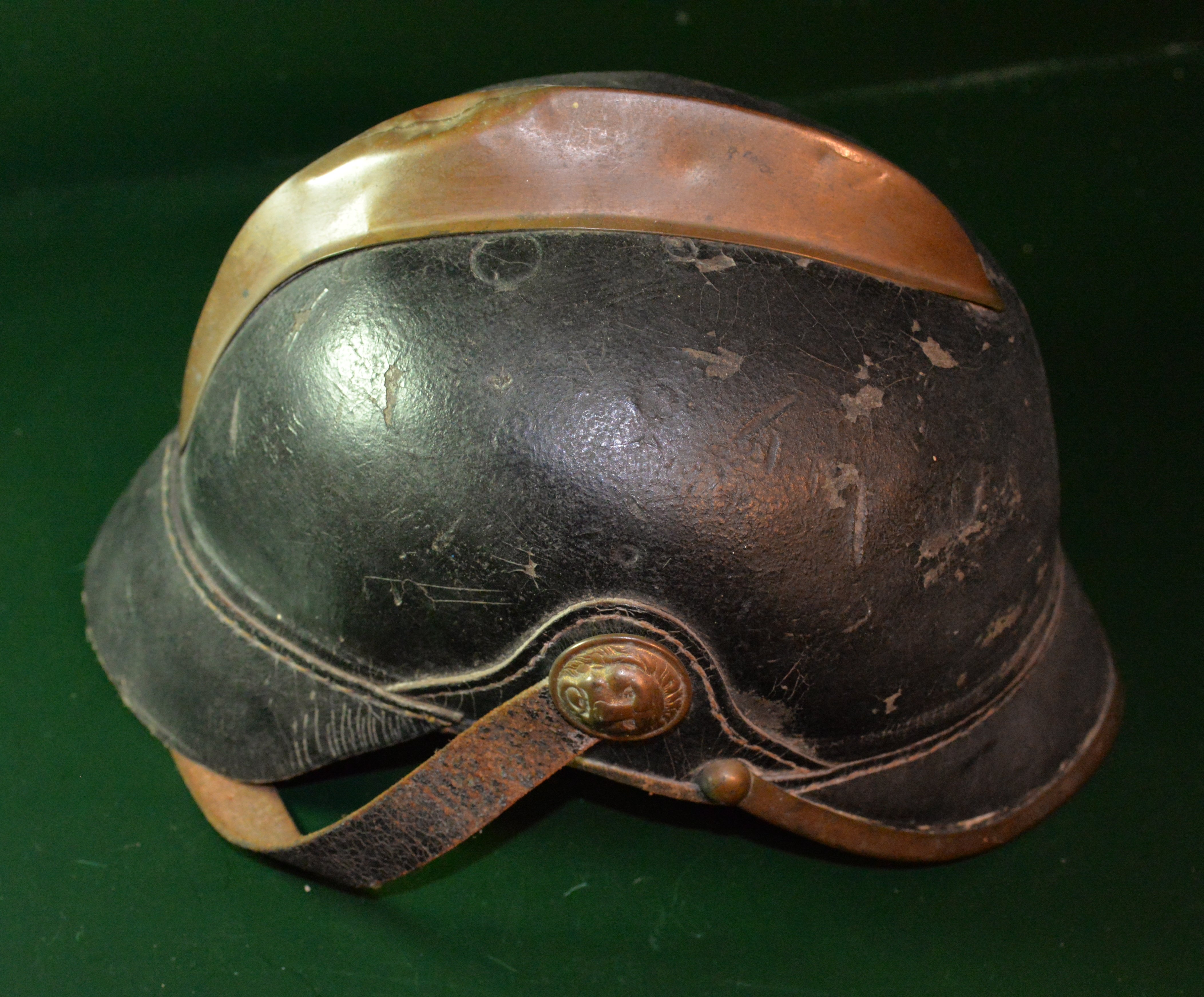 Lederüberzogener Helm (HKK CC BY-NC-SA)