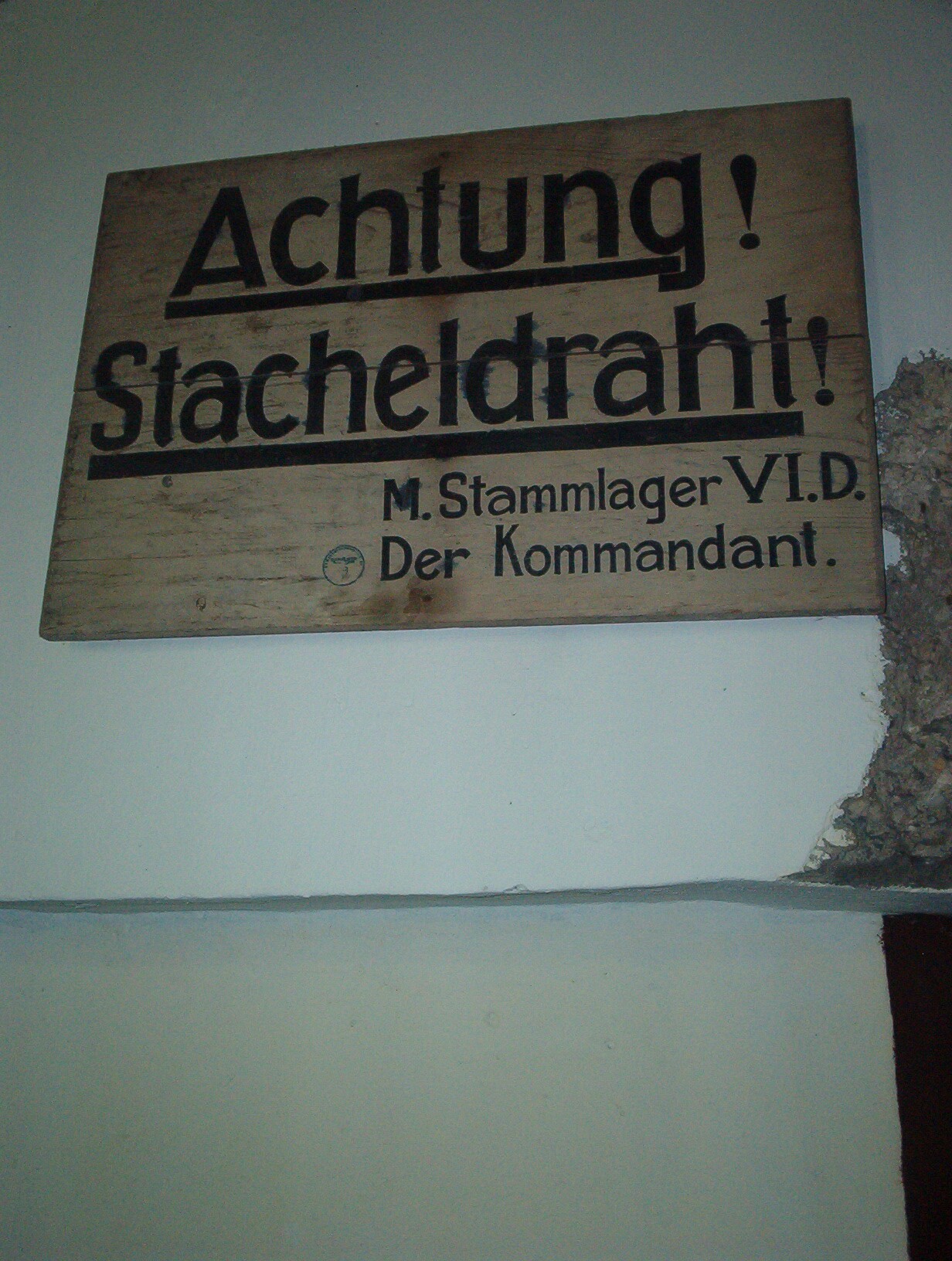Stacheldrahthinweis (Westwallmuseum CC BY-NC-SA)